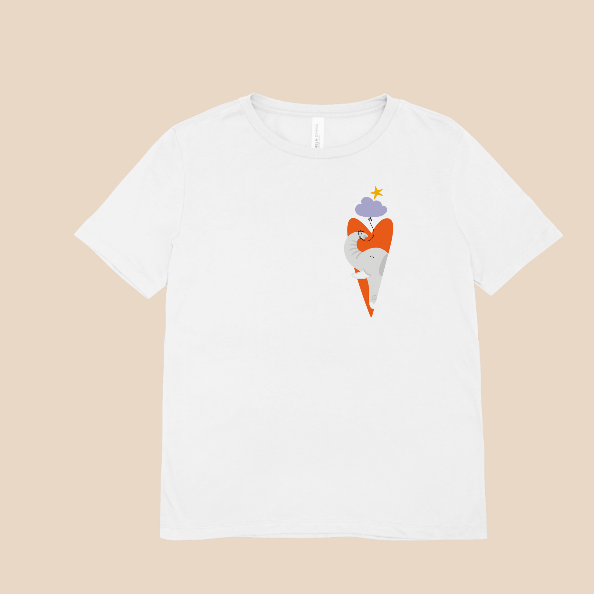 Playera blanca con diseño de un elefante gris dentro de un corazón naranja, con globo de nube morada amarrada a su trompa y una estrella amarilla en la parte superior del pecho. Arriba una estrella amarilla lo guía
