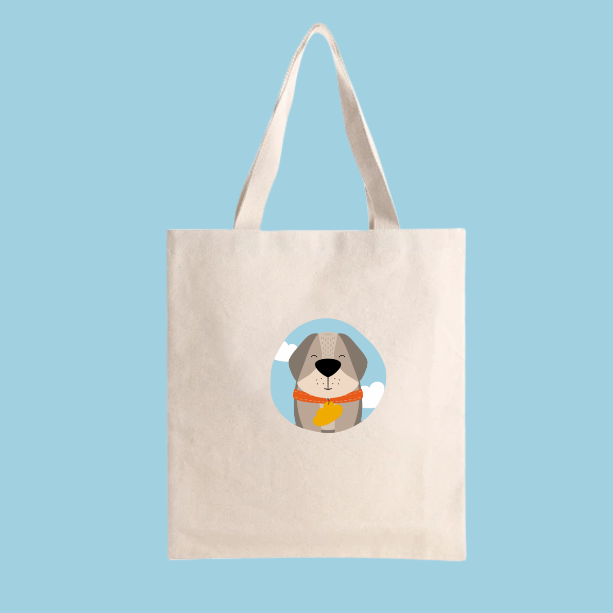 Bolsa Tote Bag color beige con estampado del retrato del perro Leandro con de la marca de ropa nube con collar naranja y placa amarilla en forma de nube dentro de un círculo azul con nubes.