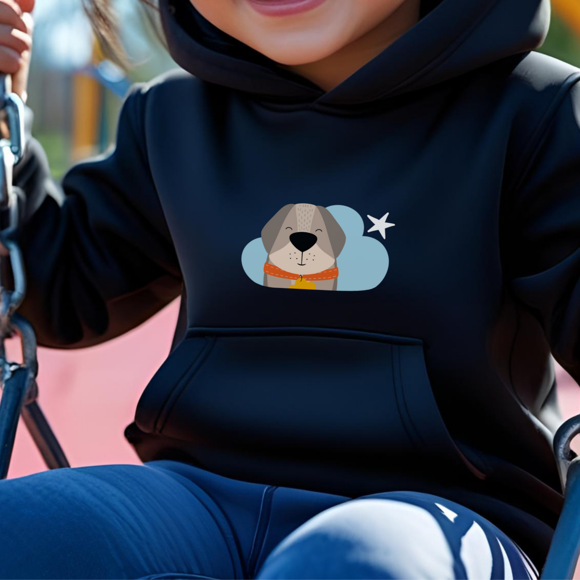 Sudadera tipo hoodie negra con diseño de Leandro el Perro de la marca de ropa Nube con collar naranja y placa amarilla en forma de nube dentro de una nube azul y una estrella blanca a lado.