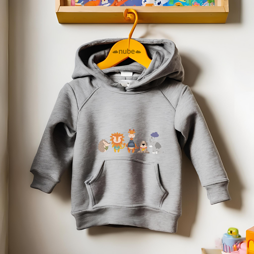 Sudadera tipo hoodie gris  colgada en un gancho con diseño de la manada de la marca de ropa Nube: Filomeno el puercoespín, Sabino el león, Lázaro la jirafa, Leandro el perro y Clementino el elefante.