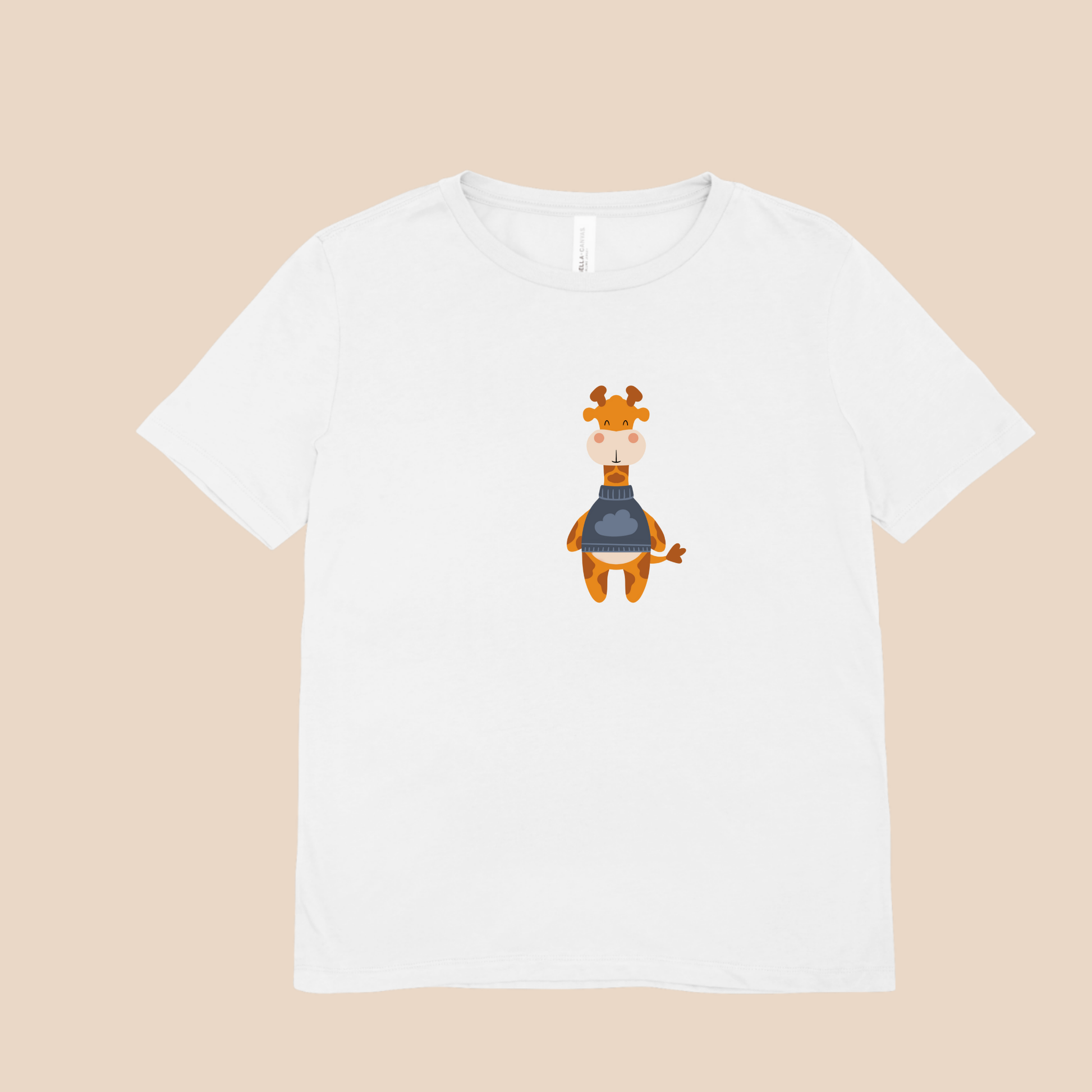 Playera blanca con diseño de la jirafa Lazaro de la marca nube de pie con sweater azul y dibujo de nube