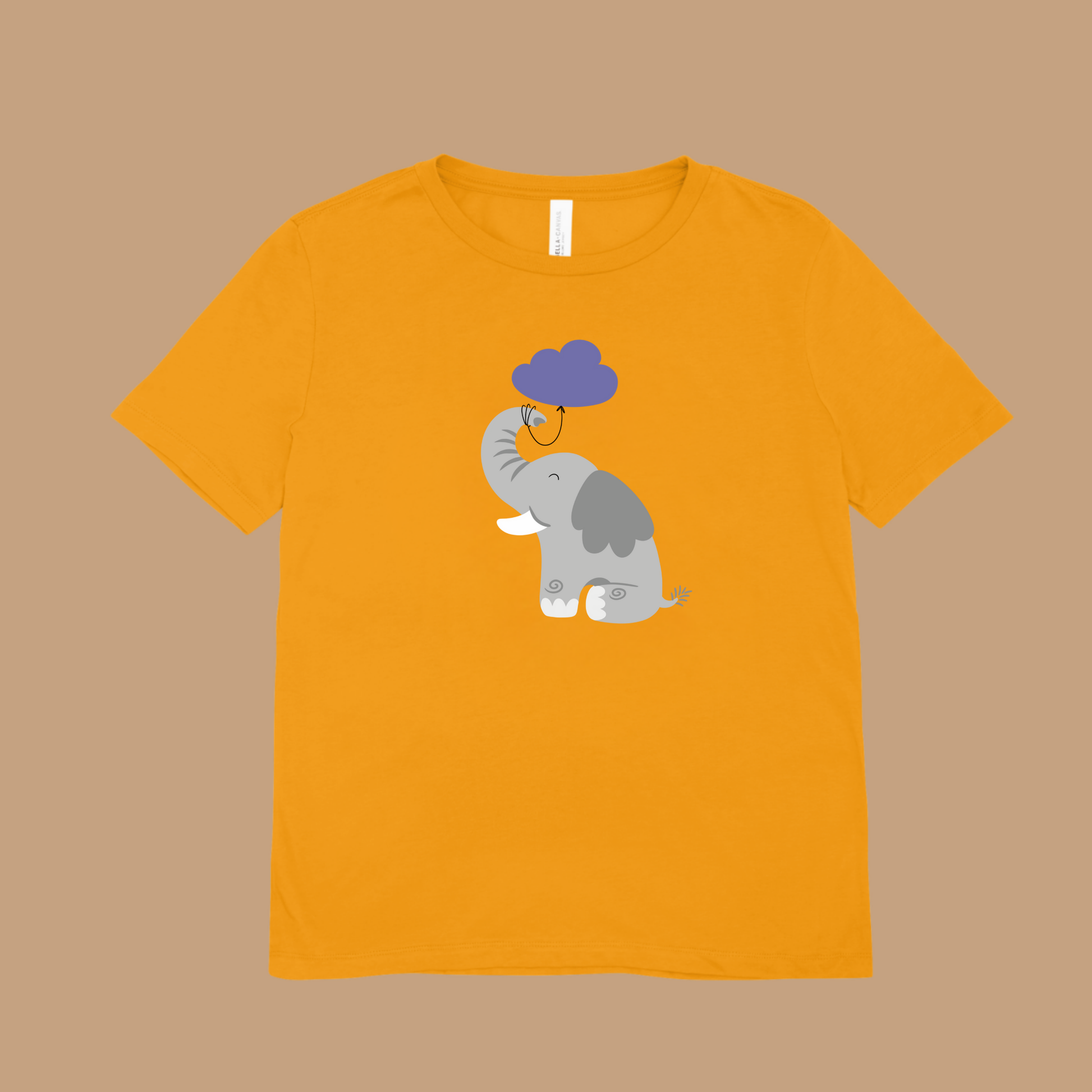 Playera amarilla con diseño del elefante Clementino de la marca nube de lado con globo de nube morada amarrado a su trompa.