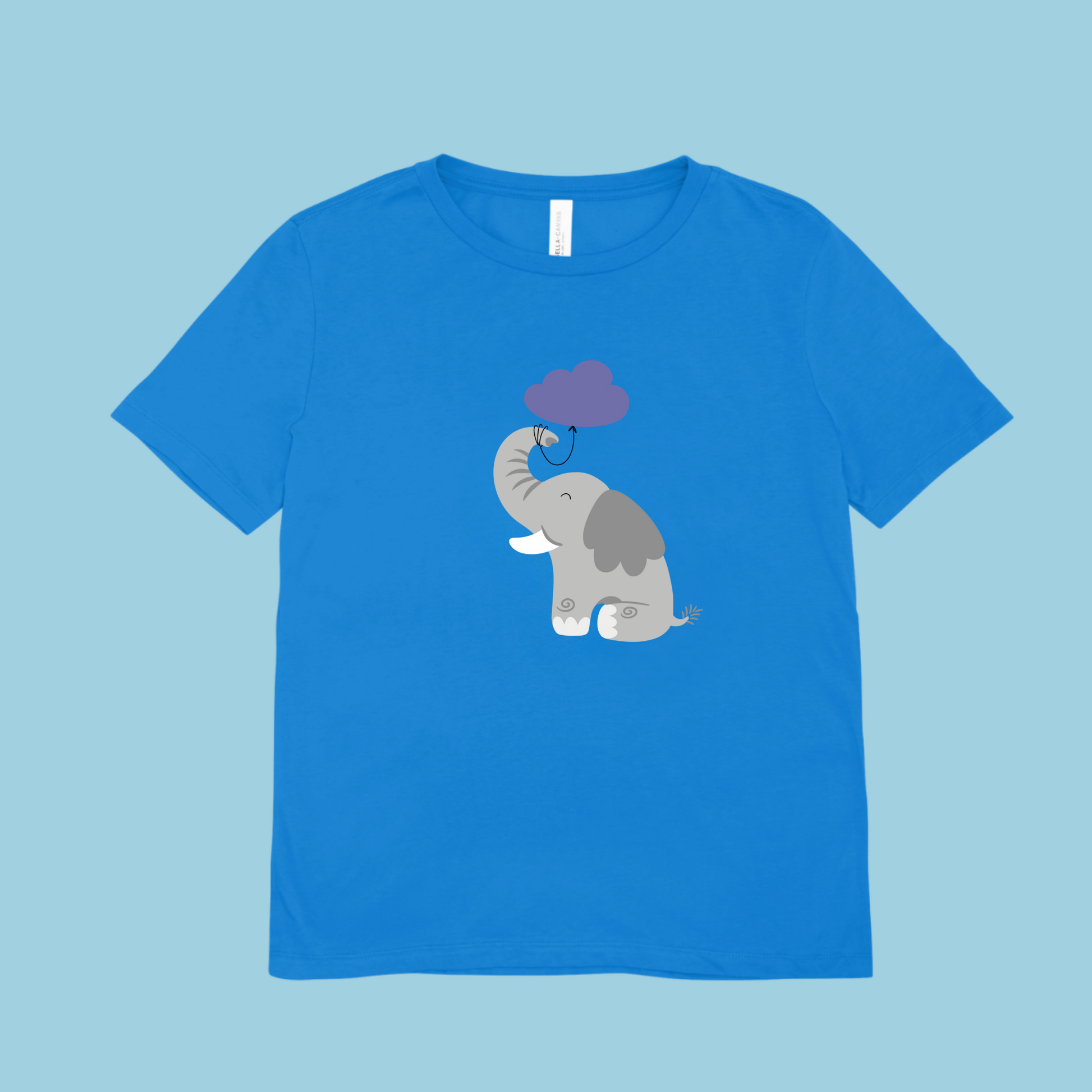 Playera azul con diseño del elefante Clementino de la marca nube de lado con globo de nube morada amarrado a su trompa.