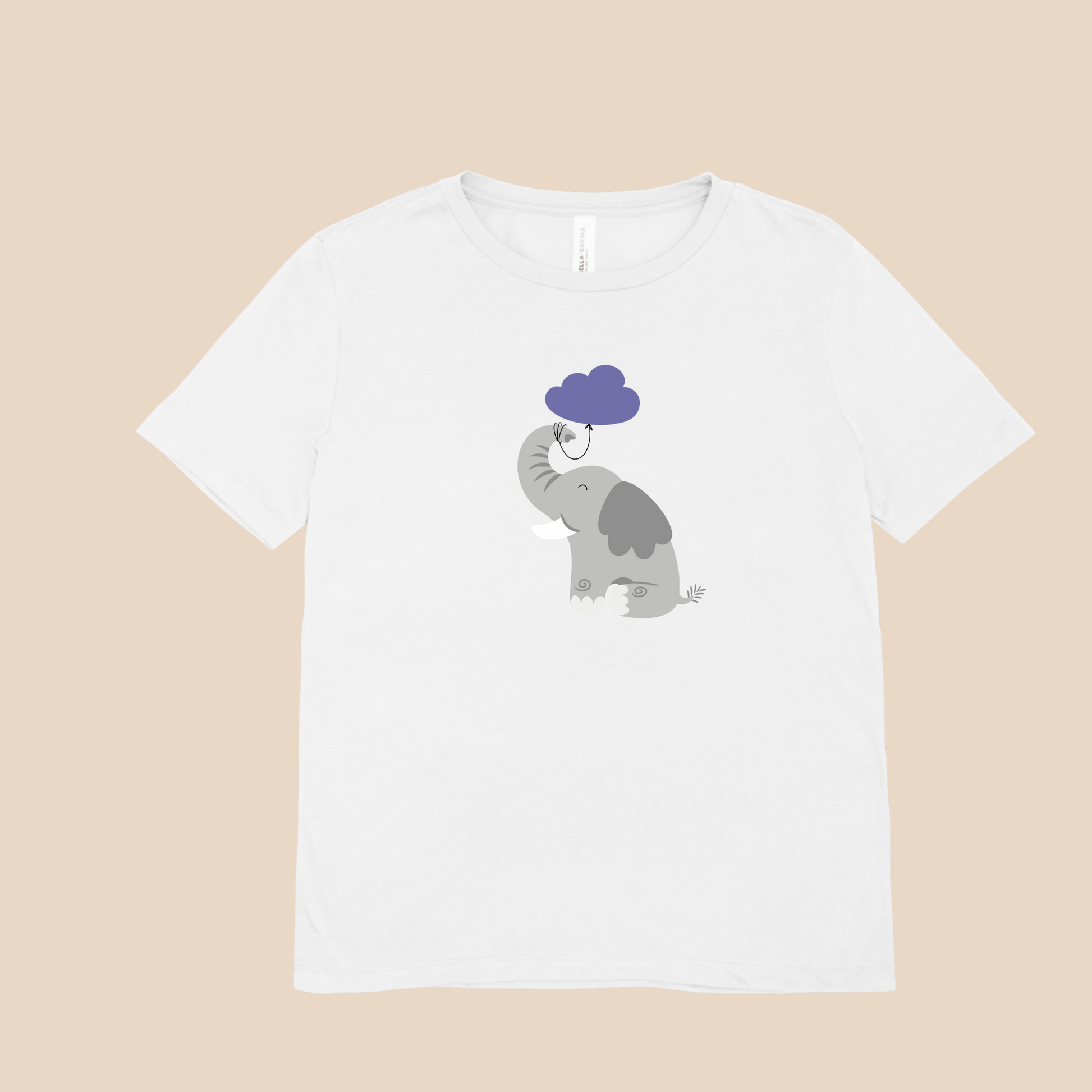 Playera blanca con diseño del elefante Clementino de la marca nube de lado con globo de nube morada amarrado a su trompa.