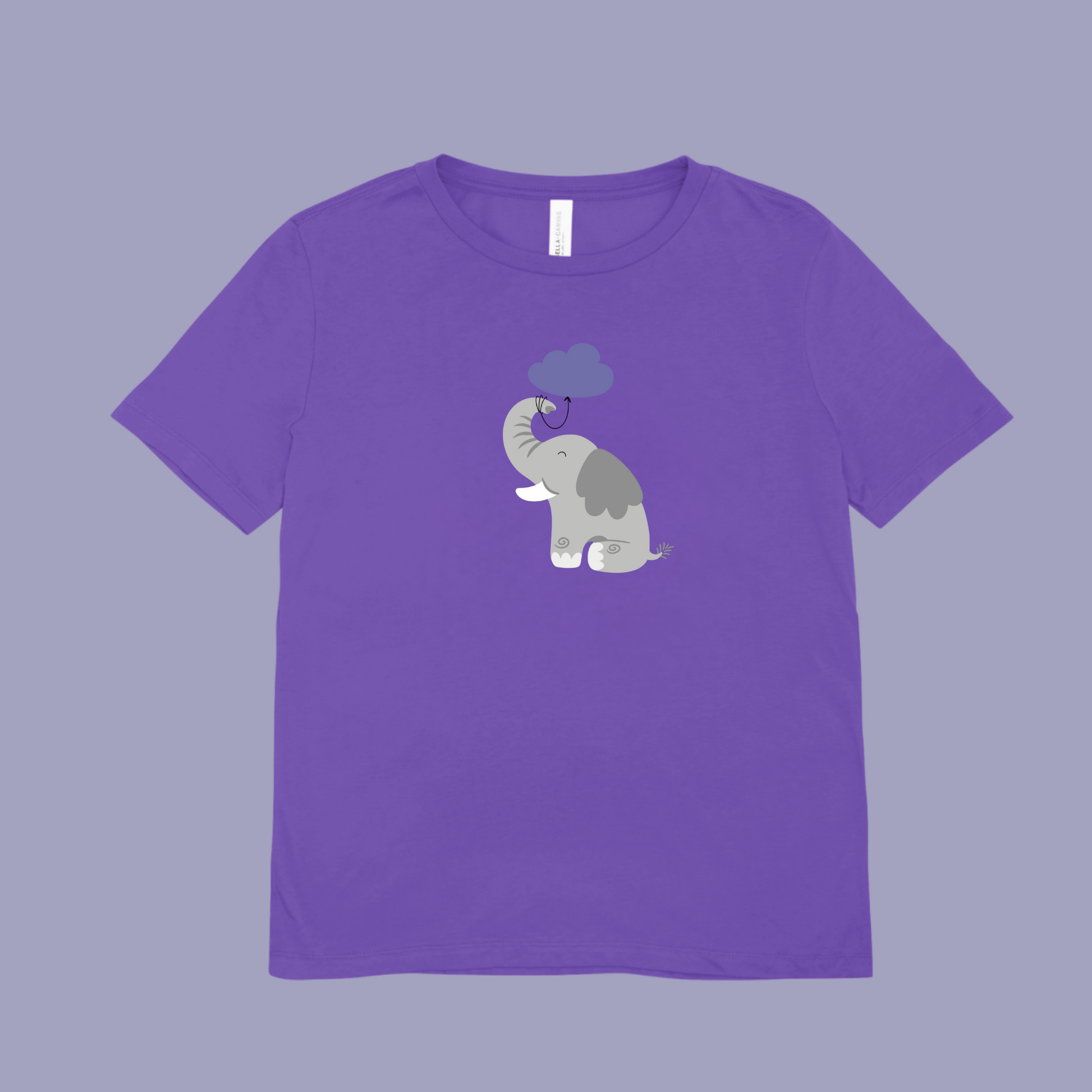 Playera morada on diseño del elefante Clementino de la marca nube de lado con globo de nube morada amarrado a su trompa.