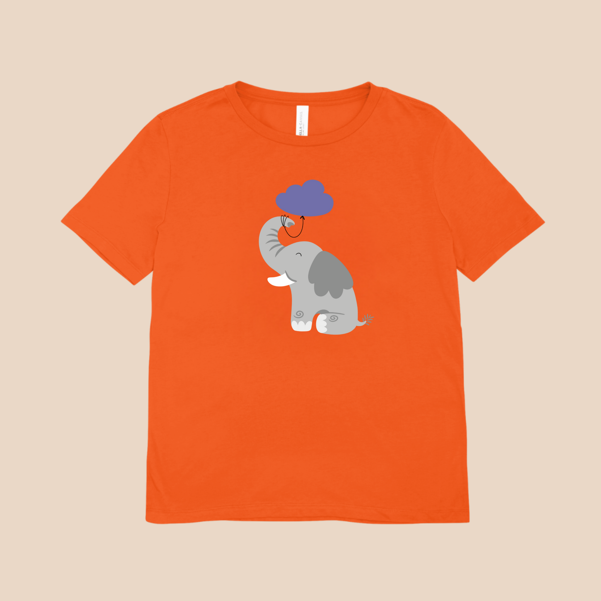 Playera naranaja con diseño del elefante Clementino de la marca nube de lado con globo de nube morada amarrado a su trompa.