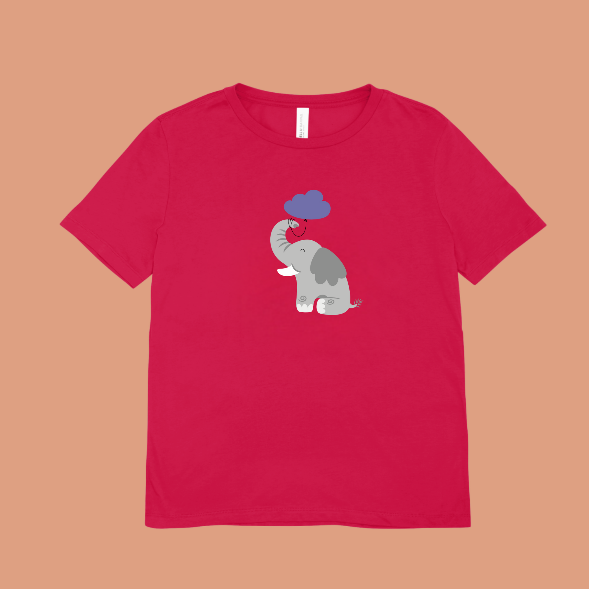 Playera rojacon diseño del elefante Clementino de la marca nube de lado con globo de nube morada amarrado a su trompa.