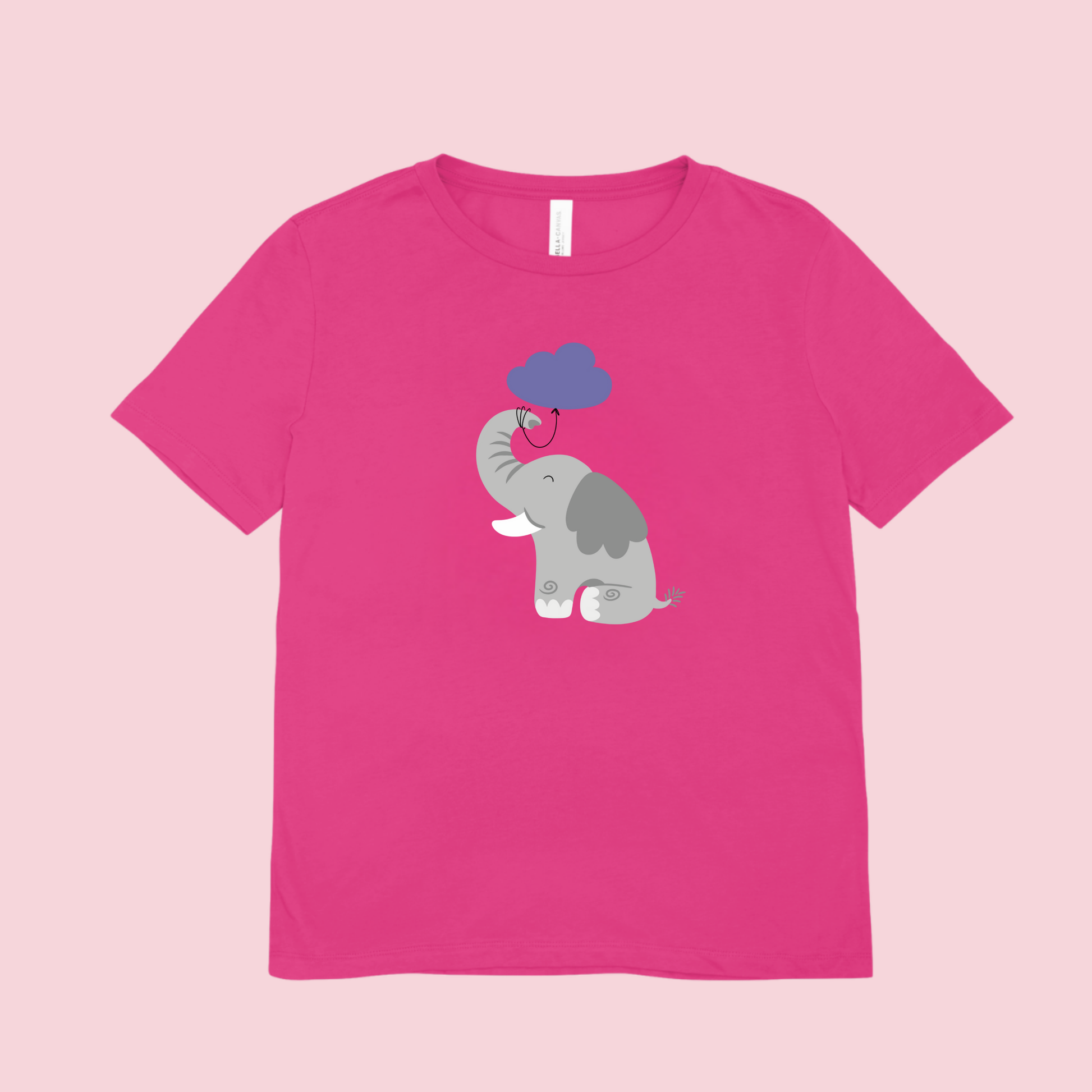 Playera rosa fucsia con diseño del elefante Clementino de la marca nube de lado con globo de nube morada amarrado a su trompa.