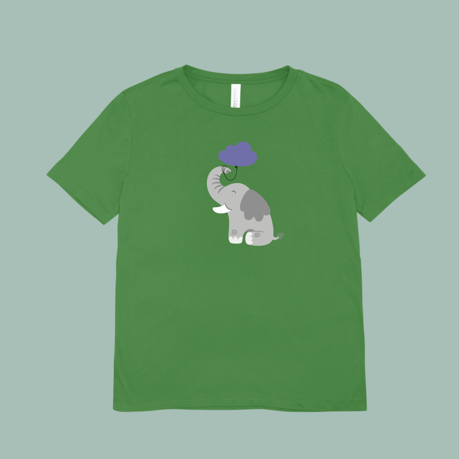 Playera verde con diseño del elefante Clementino de la marca nube de lado con globo de nube morada amarrado a su trompa.