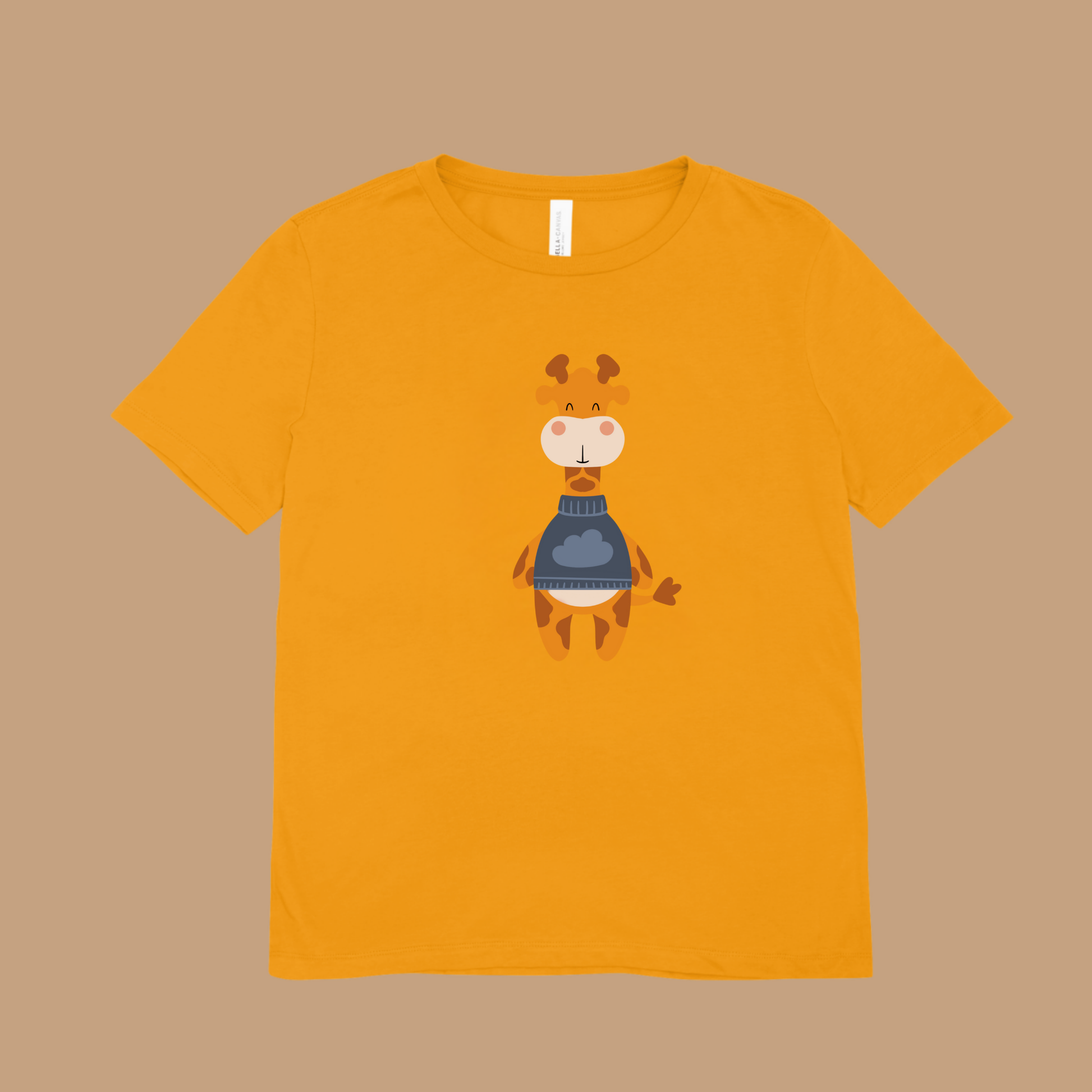 Playera amarilla con diseño de la jirafa Lazaro de la marca nube de pie con sweater azul y dibujo de nube