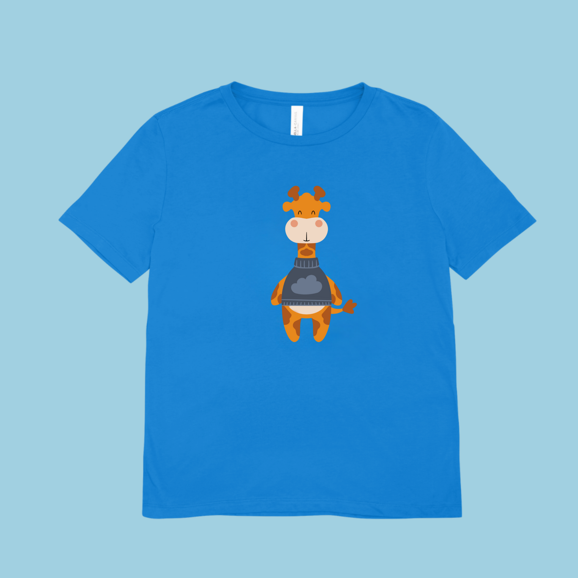 Playera azul con diseño de la jirafa Lazaro de la marca nube de pie con sweater azul y dibujo de nube