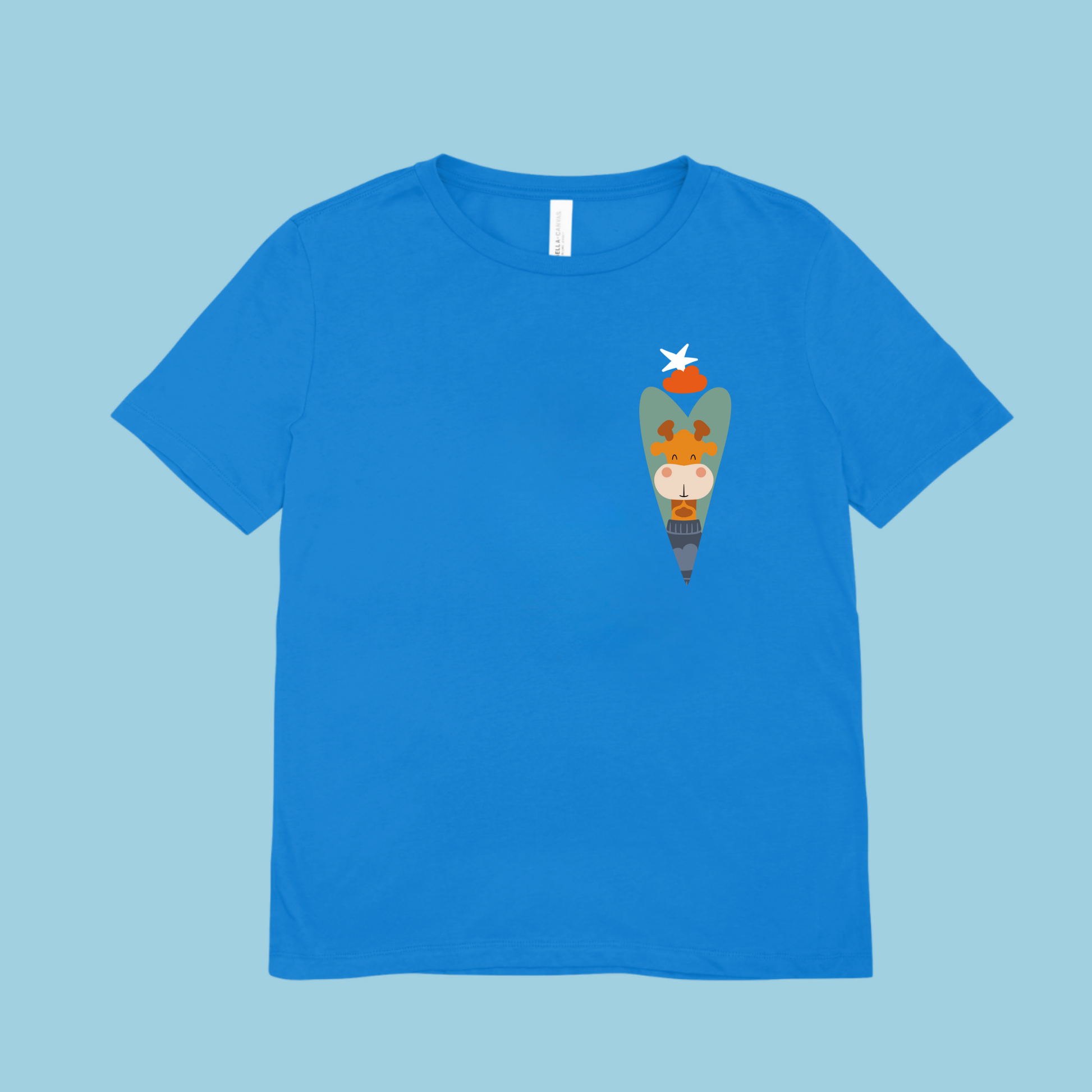 Playera azul con diseño de la jirafa Lazaro de la marca de ropa nube con sweater azul dentro de un corazón verde, nube naranja y una estrella blanca en la parte superior.