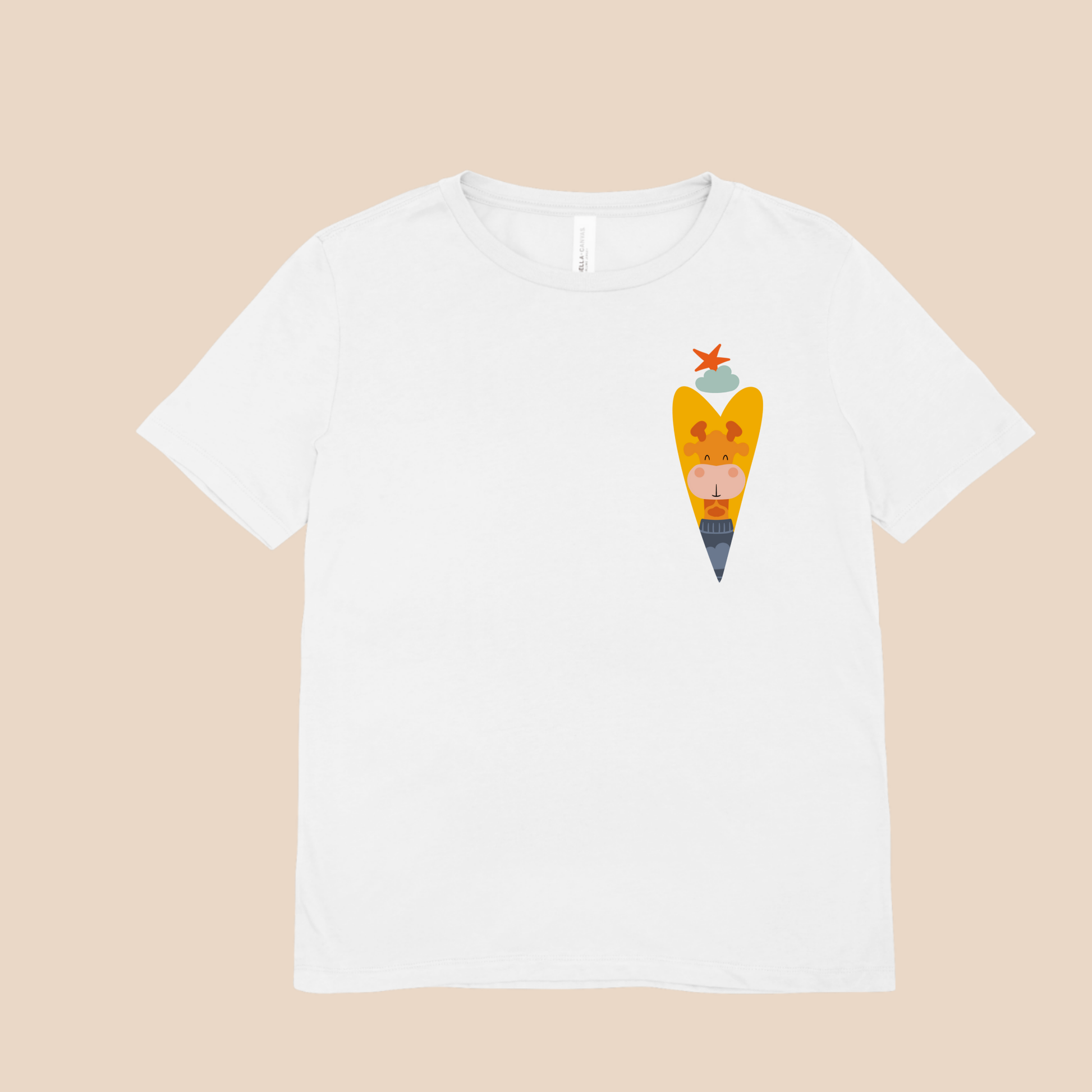 Playera blanca con diseño de la jirafa Lázaro de la marca de ropa nube con sweater azul dentro de un corazón amarillo, nube azul y una estrella narajan en la parte superior del pecho.