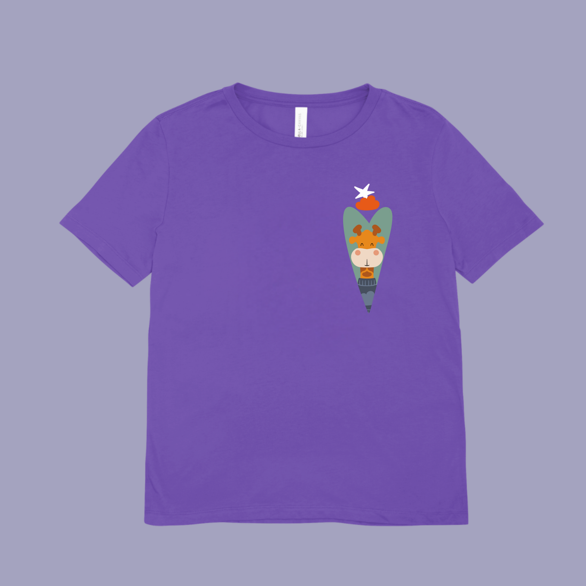 Playera morada con diseño de la jirafa Lazaro de la marca de ropa nube con sweater azul dentro de un corazón verde, nube naranja y una estrella blanca en la parte superior.