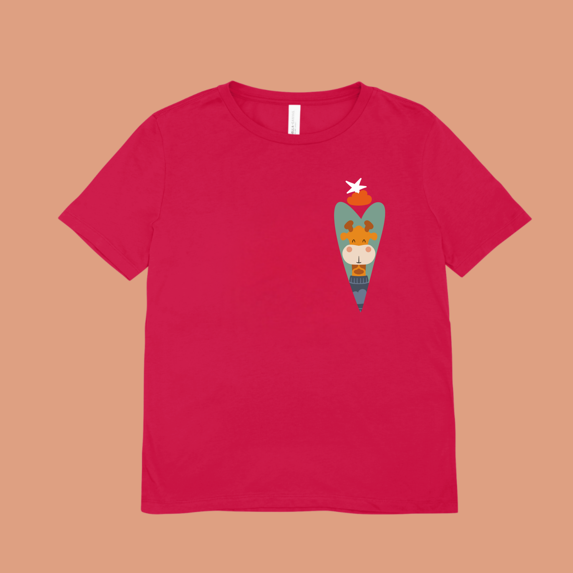 Playera roja con diseño de jirafa dentro de un corazón verde, nube naranja y una estrella blanca en la parte superior del pecho.