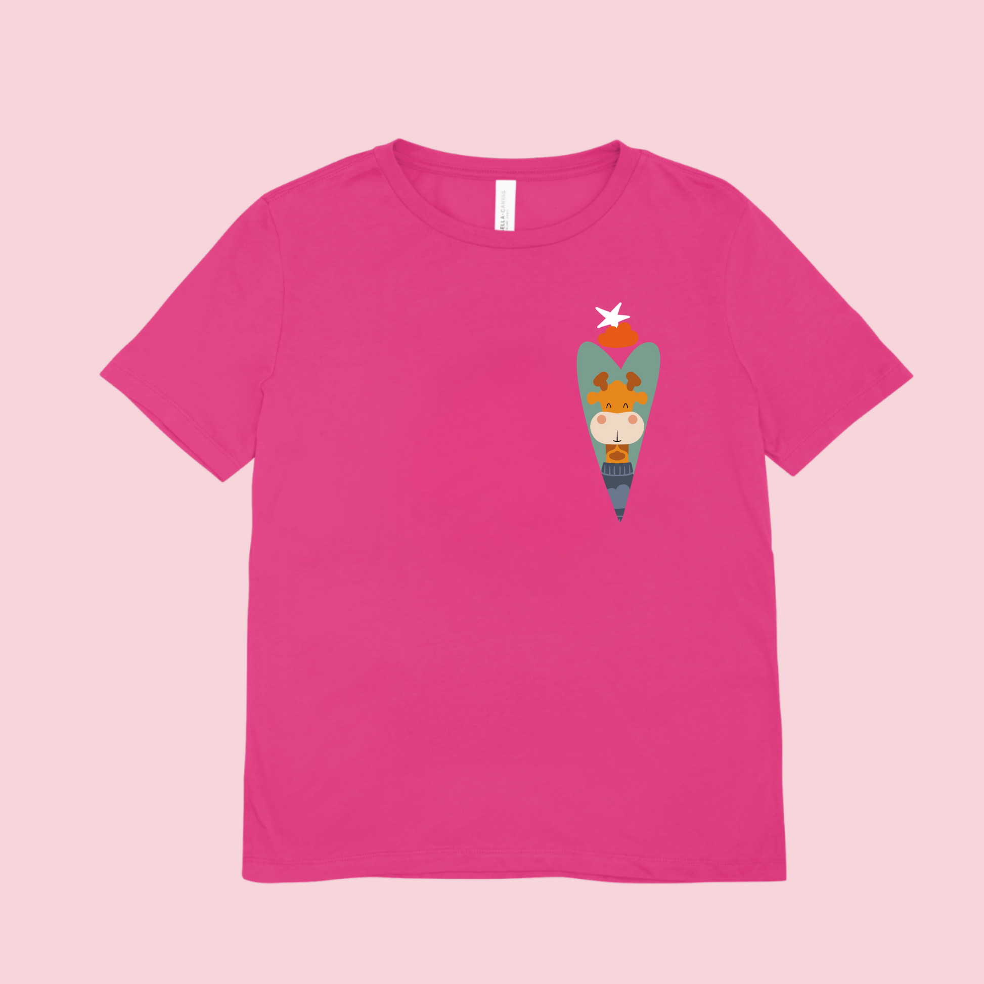 Playera rosa fucsia con diseño de jirafa dentro de un corazón verde, nube naranja y una estrella blanca en la parte superior del pecho.