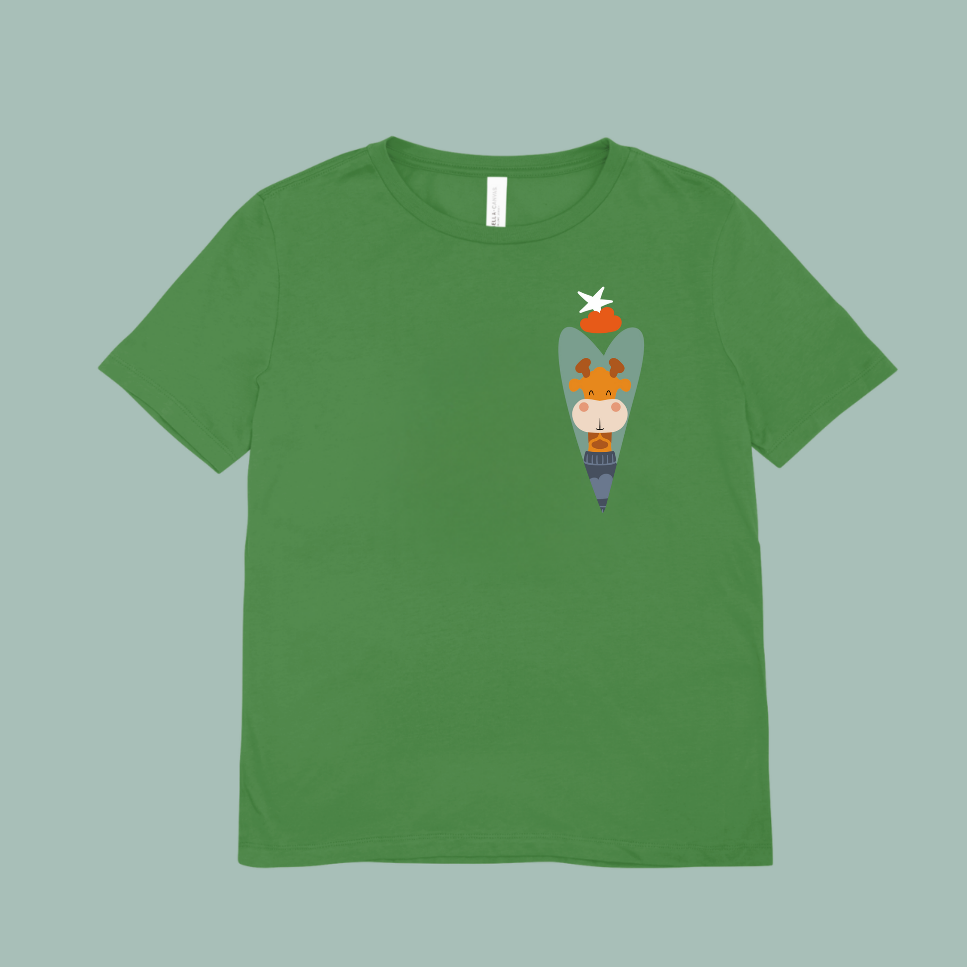 Playera verde con diseño de la jirafa Lazaro de la marca de ropa nube con sweater azul dentro de un corazón verde, nube naranja y una estrella blanca en la parte superior.