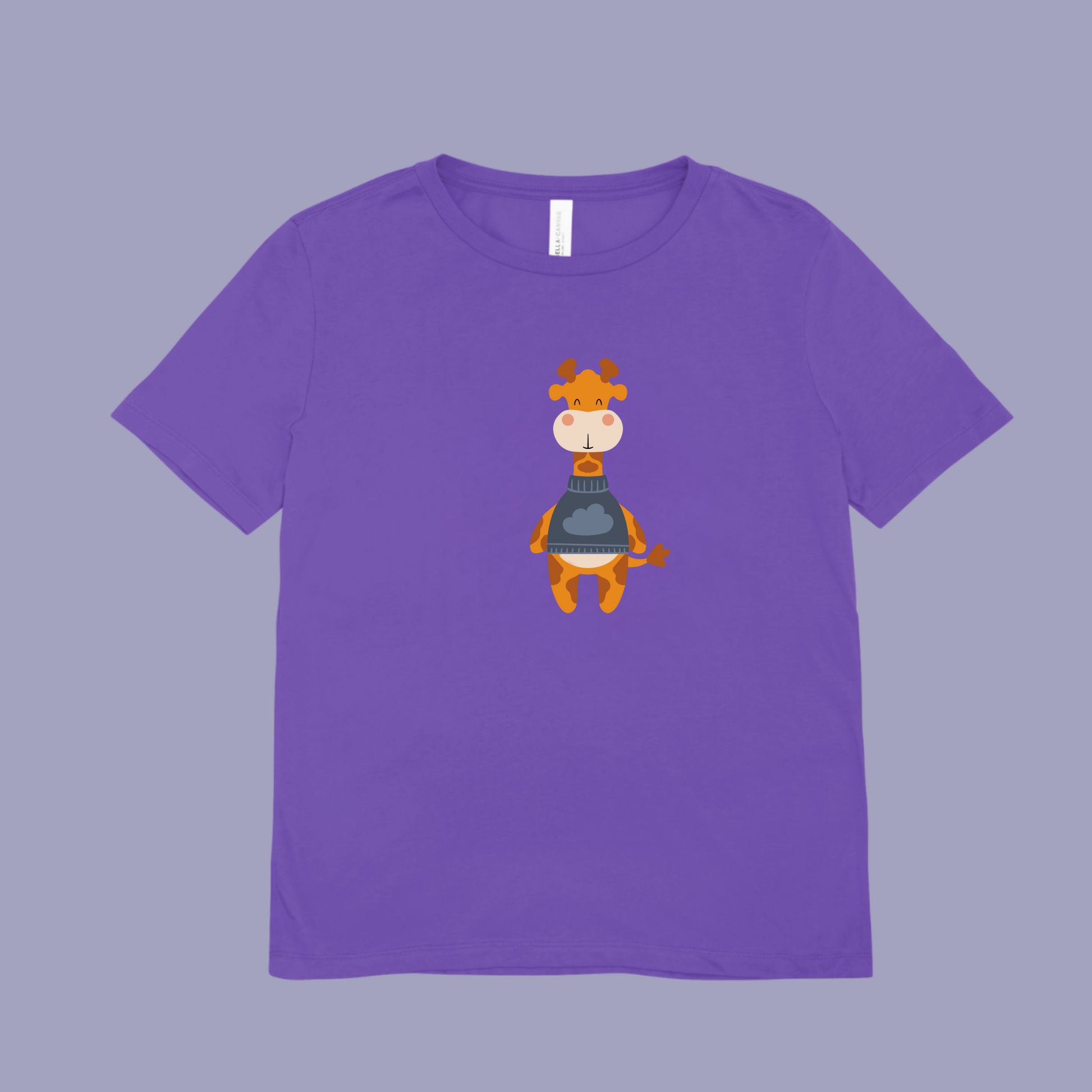 Playera morada con diseño de la jirafa Lazaro de la marca nube de pie con sweater azul y dibujo de nube