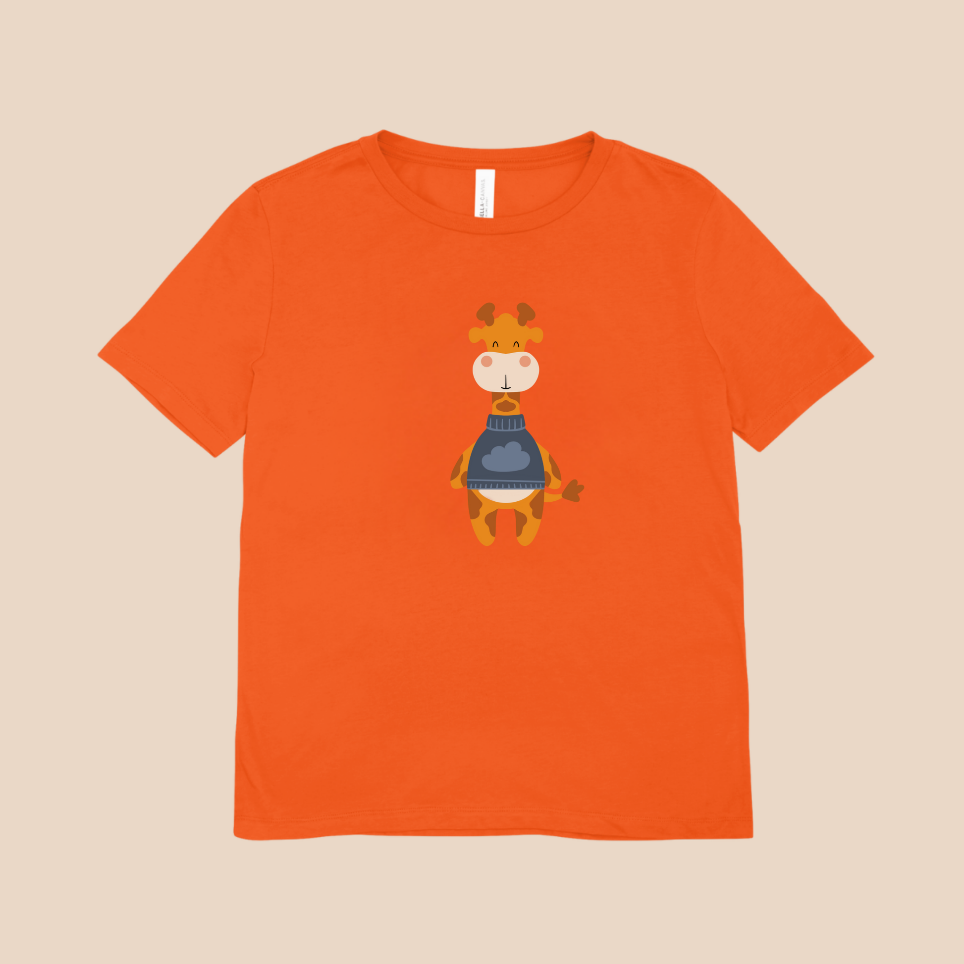 Playera naranja con diseño de la jirafa Lazaro de la marca nube de pie con sweater azul y dibujo de nube