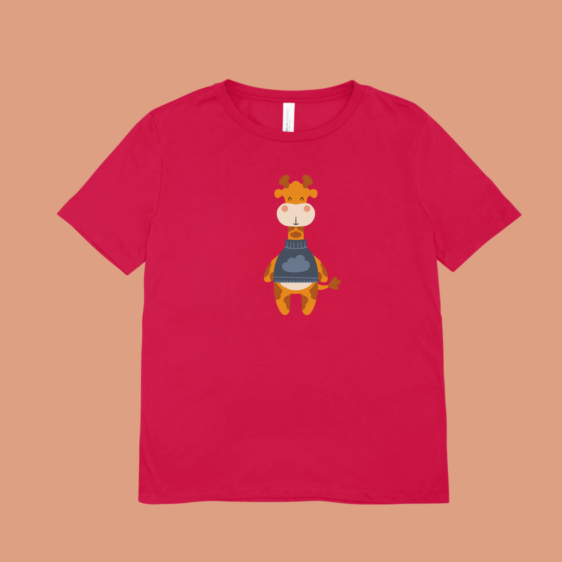 Playera roja con diseño de la jirafa Lazaro de la marca nube de pie con sweater azul y dibujo de nube