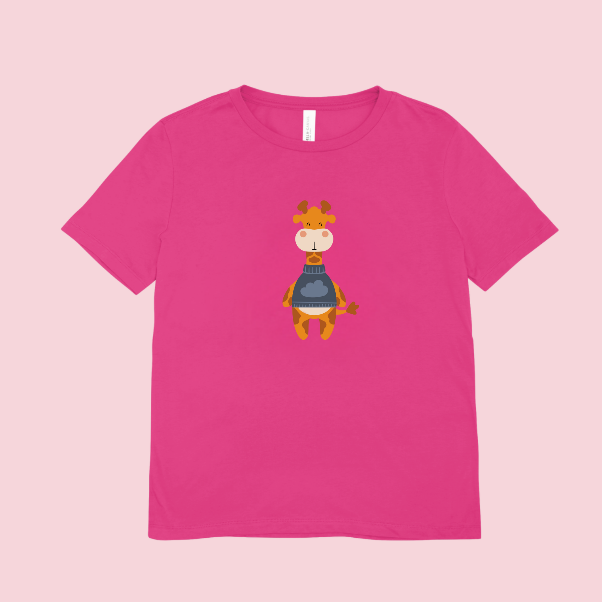 Playera rosa fucsia con diseño de la jirafa Lazaro de la marca nube de pie con sweater azul y dibujo de nube