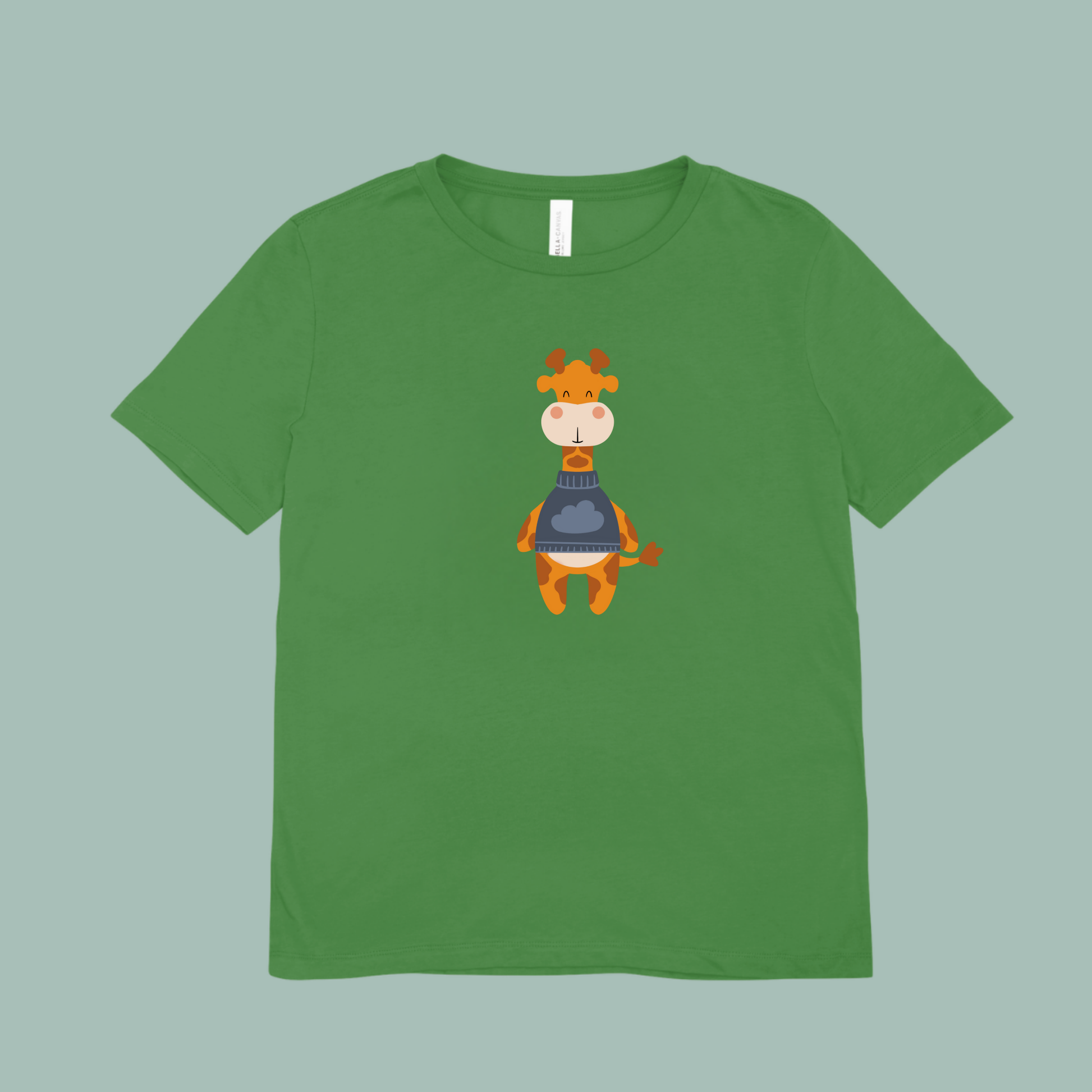 Playera verde con diseño de la jirafa Lazaro de la marca nube de pie con sweater azul y dibujo de nube