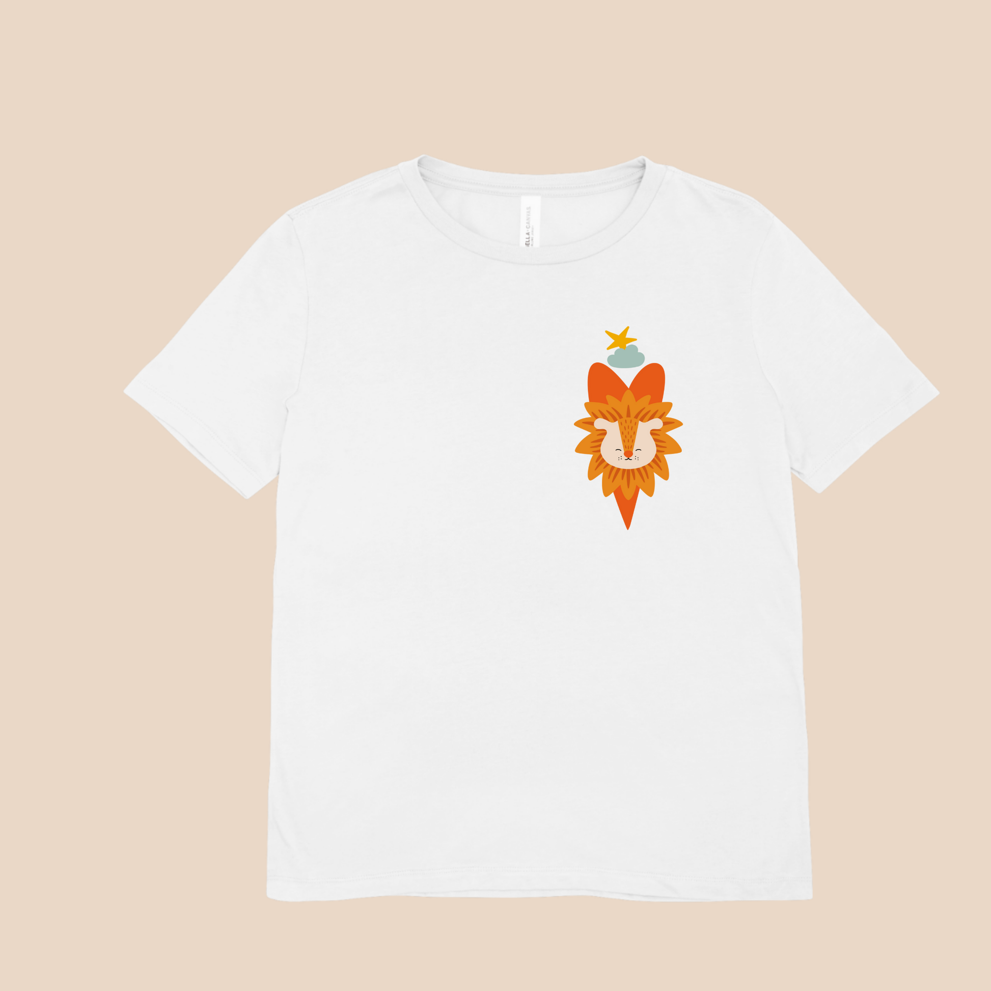 Playera blanca con diseño de león dentro de un corazón naranja, nube azul y una estrella amarilla en la parte superior del pecho.