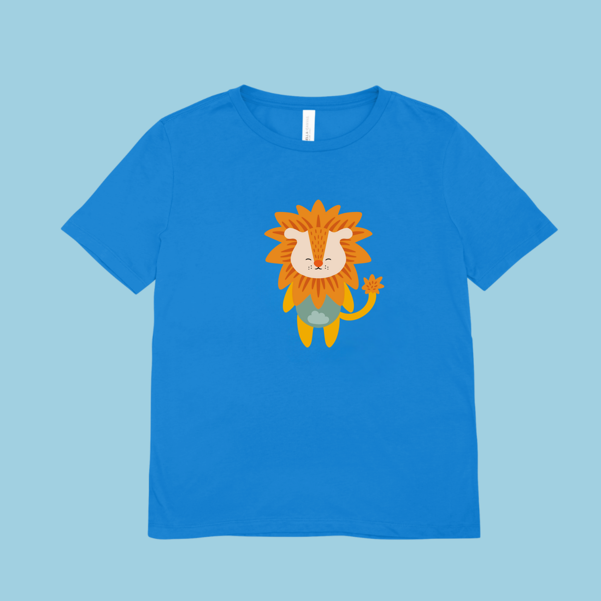 Playera azul con diseño del león de la marca nube de pie con melena naranja y ropa verde