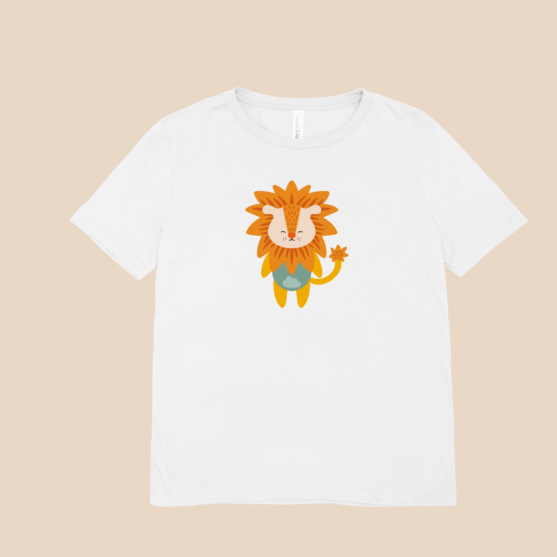 Playera blanca con diseño del león de la marca nube de pie con melena naranja y ropa verde