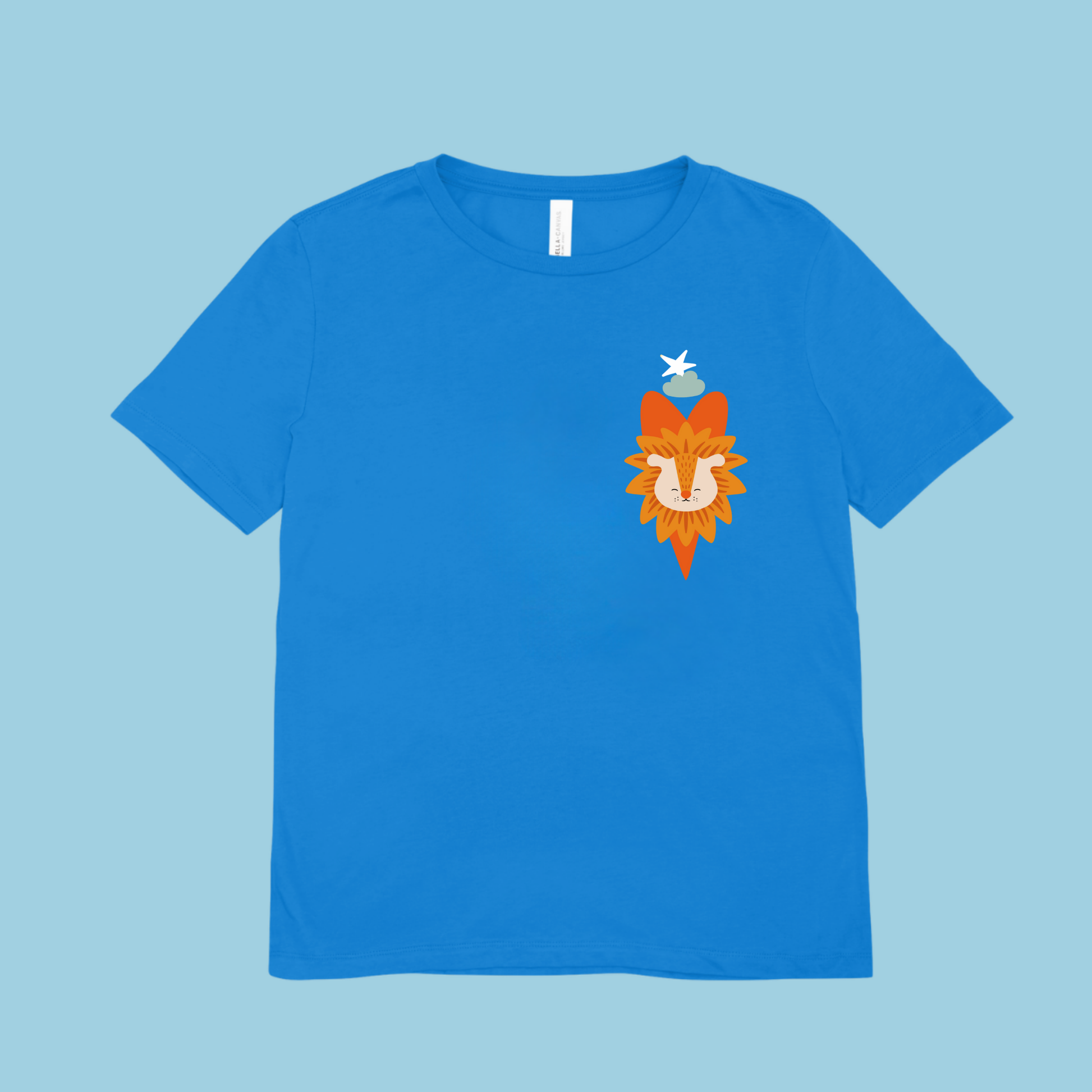 Playera azul con diseño de león Sabino de la marca Nube dentro de un corazón naranja, nube azul y una estrella blanca en la parte superior.