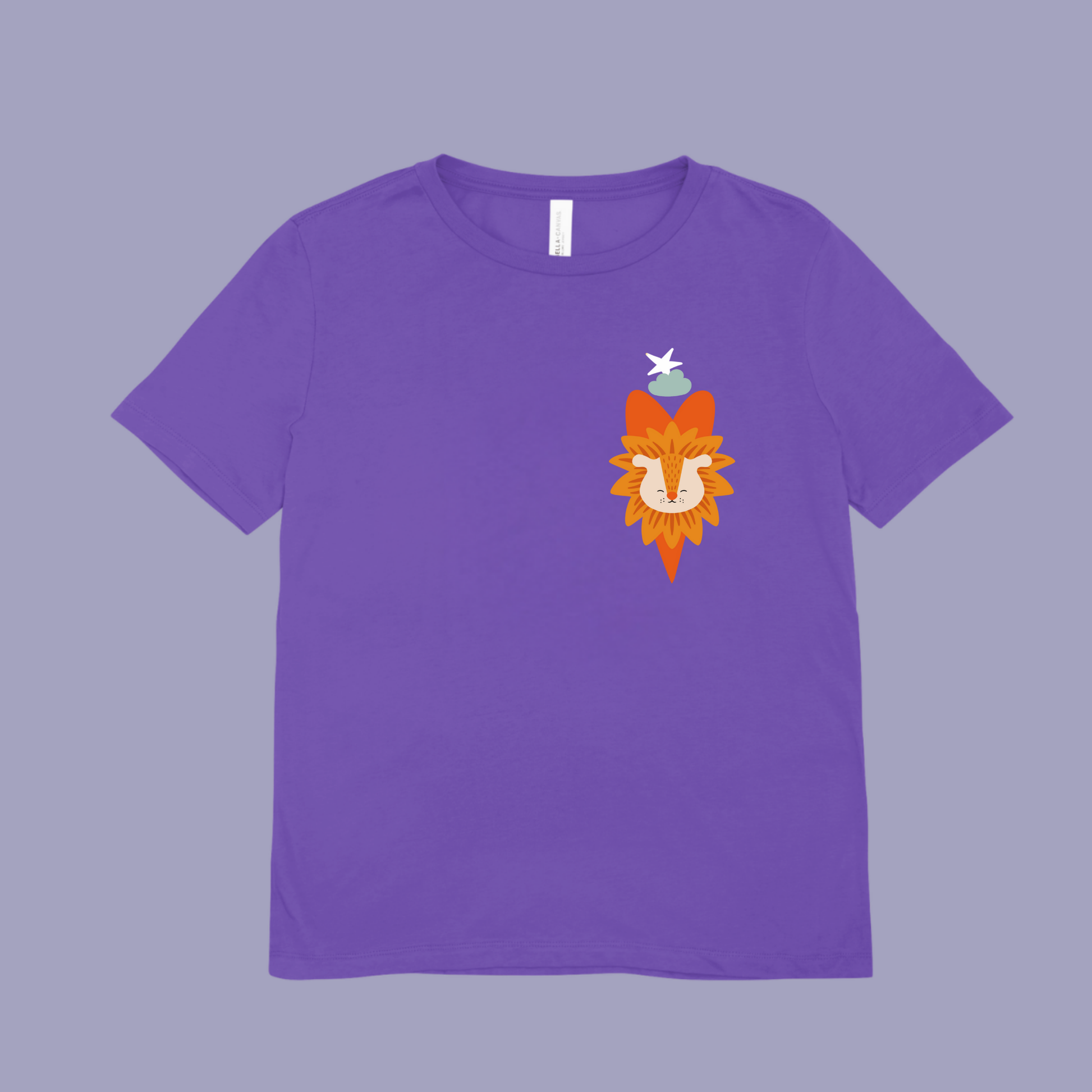 Playera morada con diseño de león Sabino de la marca Nube dentro de un corazón naranja, nube azul y una estrella blanca en la parte superior.