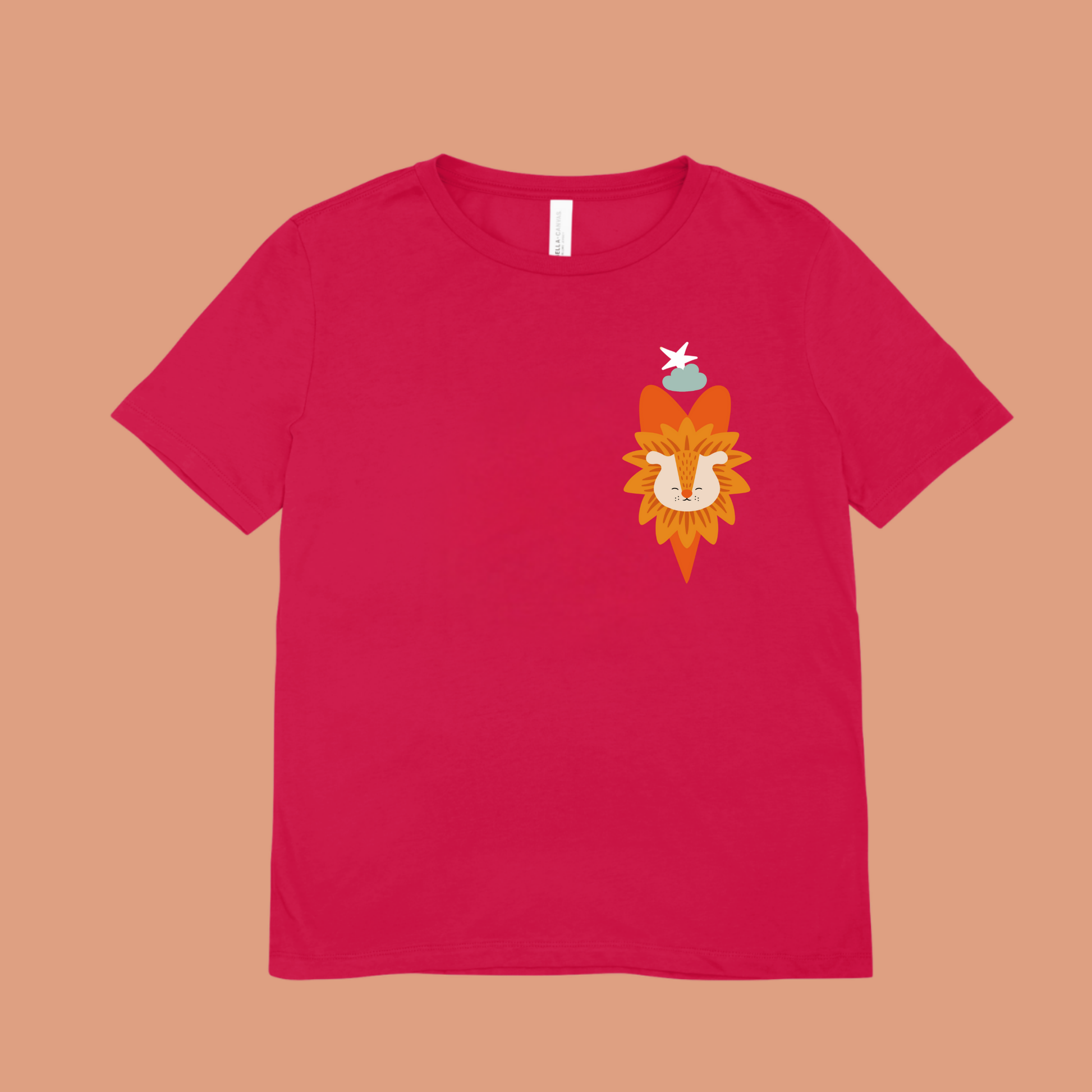 Playera roja con diseño de león Sabino de la marca de ropa Nube dentro de un corazón naranja, nube azul y una estrella blanca en la parte superior.