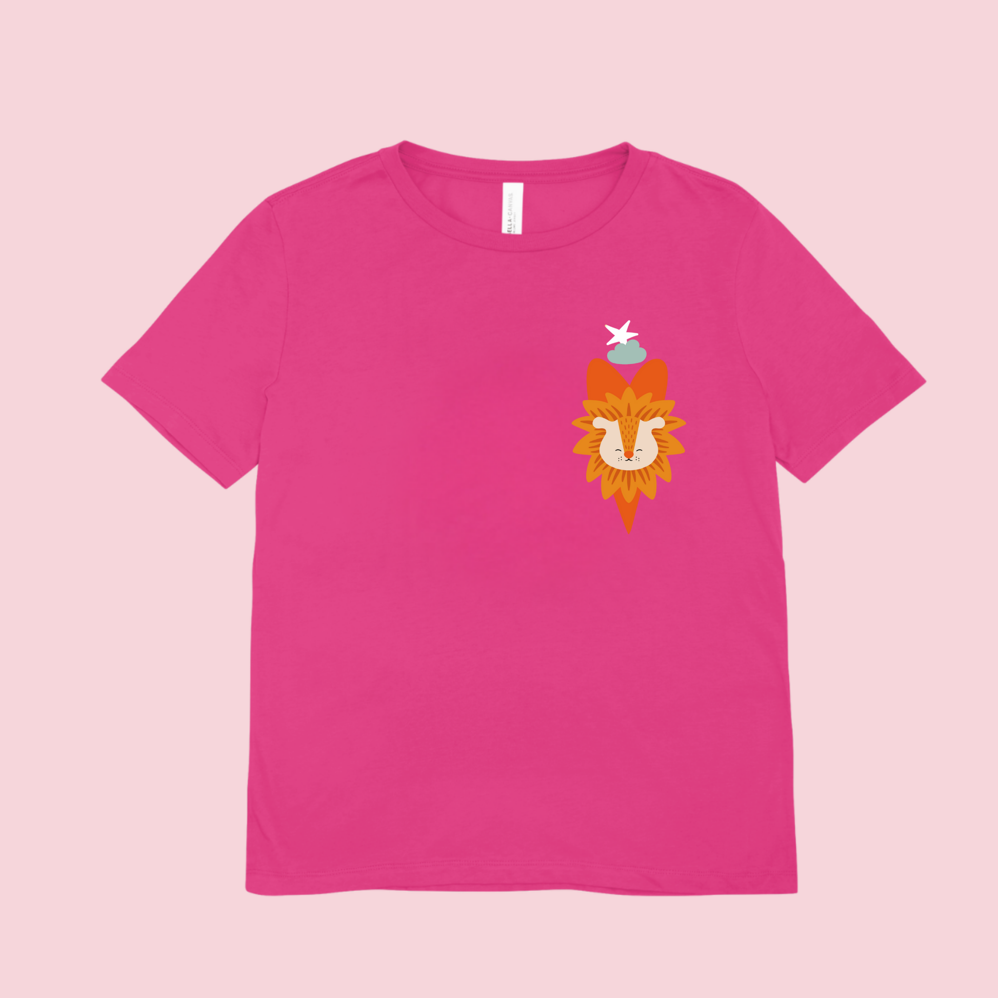 Playera rosa fucsia con diseño de león Sabino de la marca de ropa Nube dentro de un corazón naranja, nube azul y una estrella blanca en la parte superior.