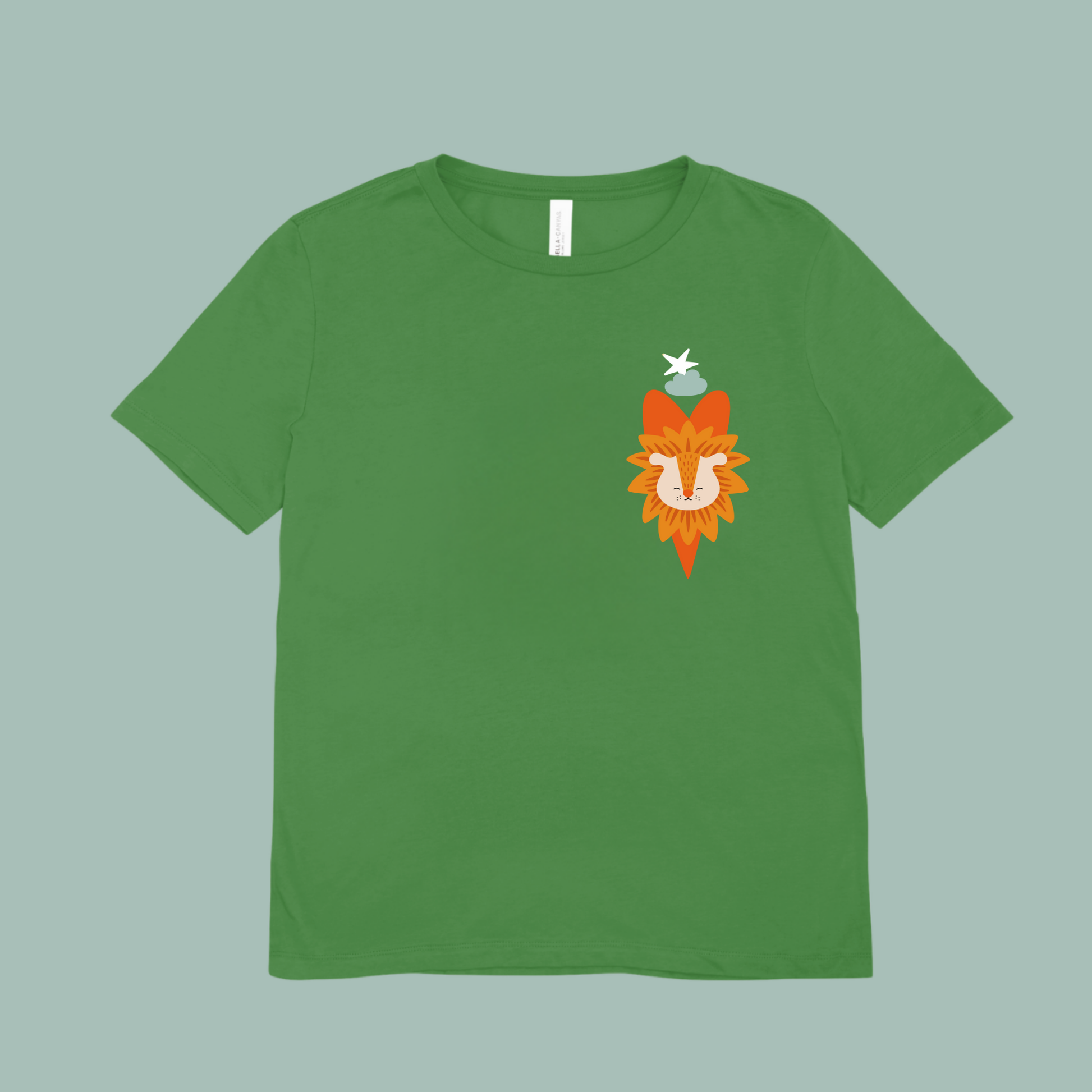Playera verde  con diseño de león Sabino de la marca Nube dentro de un corazón naranja, nube azul y una estrella blanca en la parte superior.