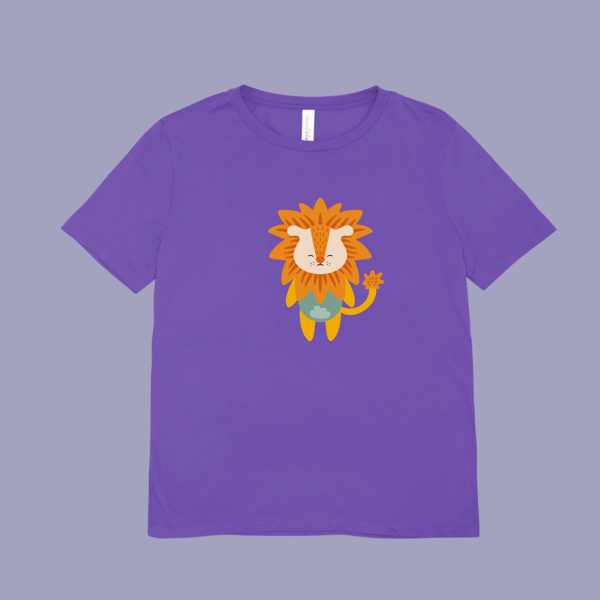 Playera morada con diseño del león de la marca nube de pie con melena naranja y ropa verde