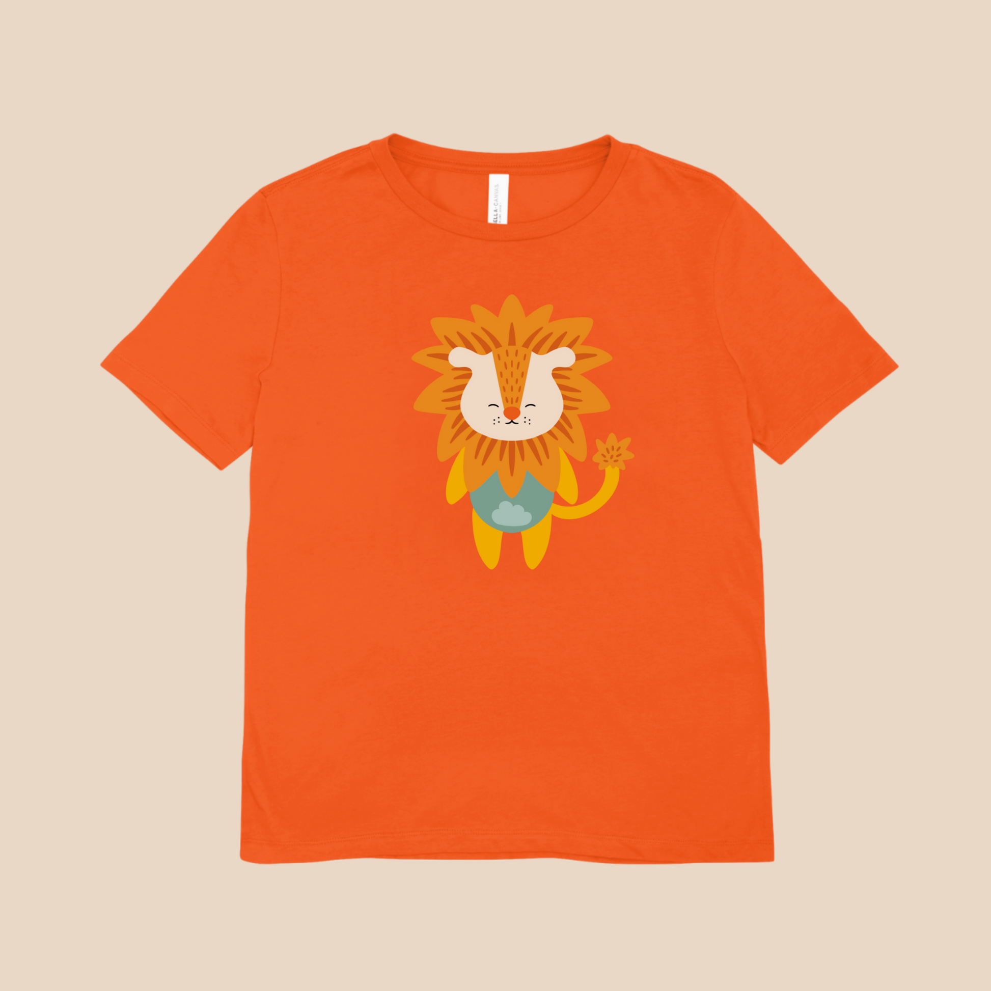 Playera naranja con diseño del león de la marca nube de pie con melena naranja y ropa verde