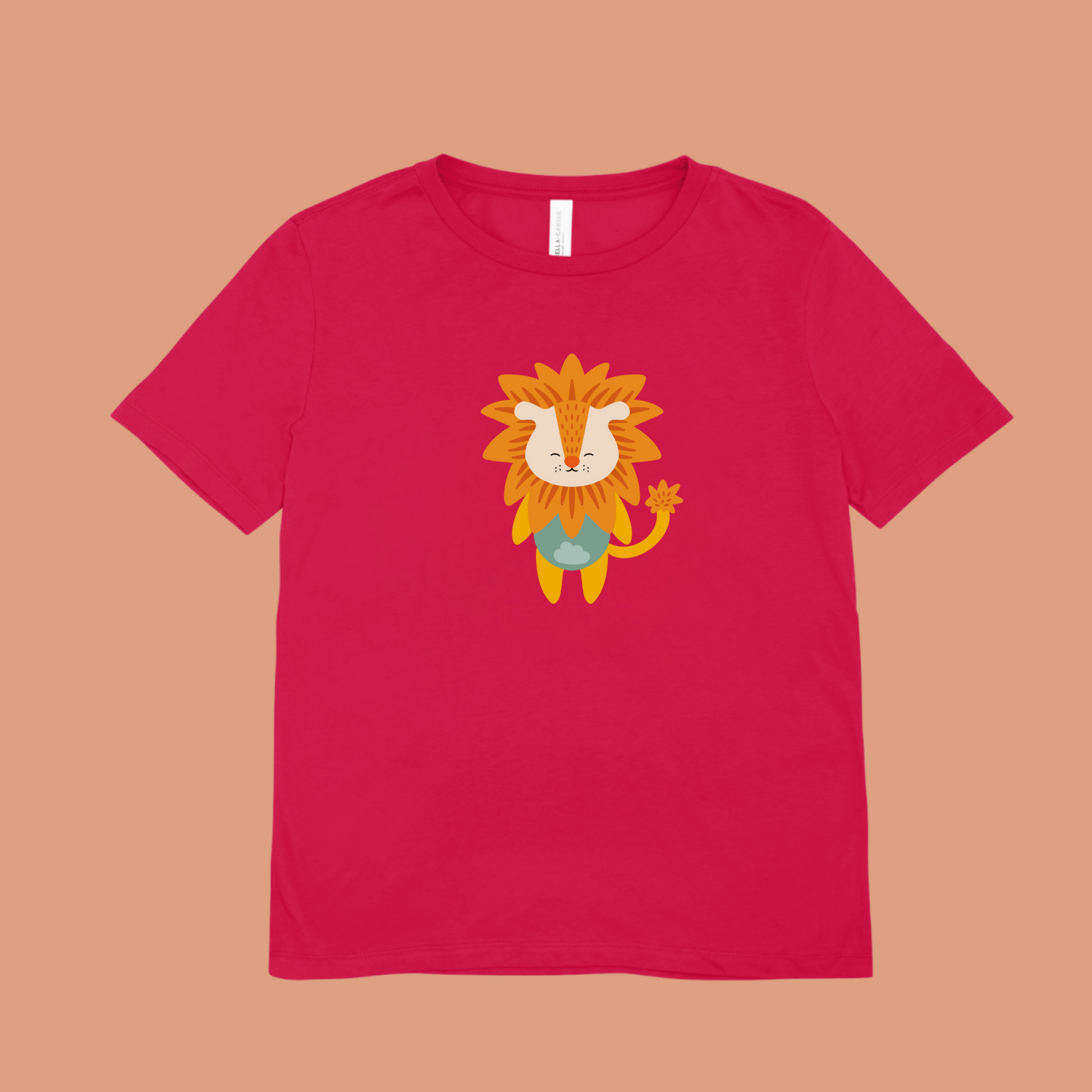 Playera roja con diseño del león de la marca nube de pie con melena naranja y ropa verde