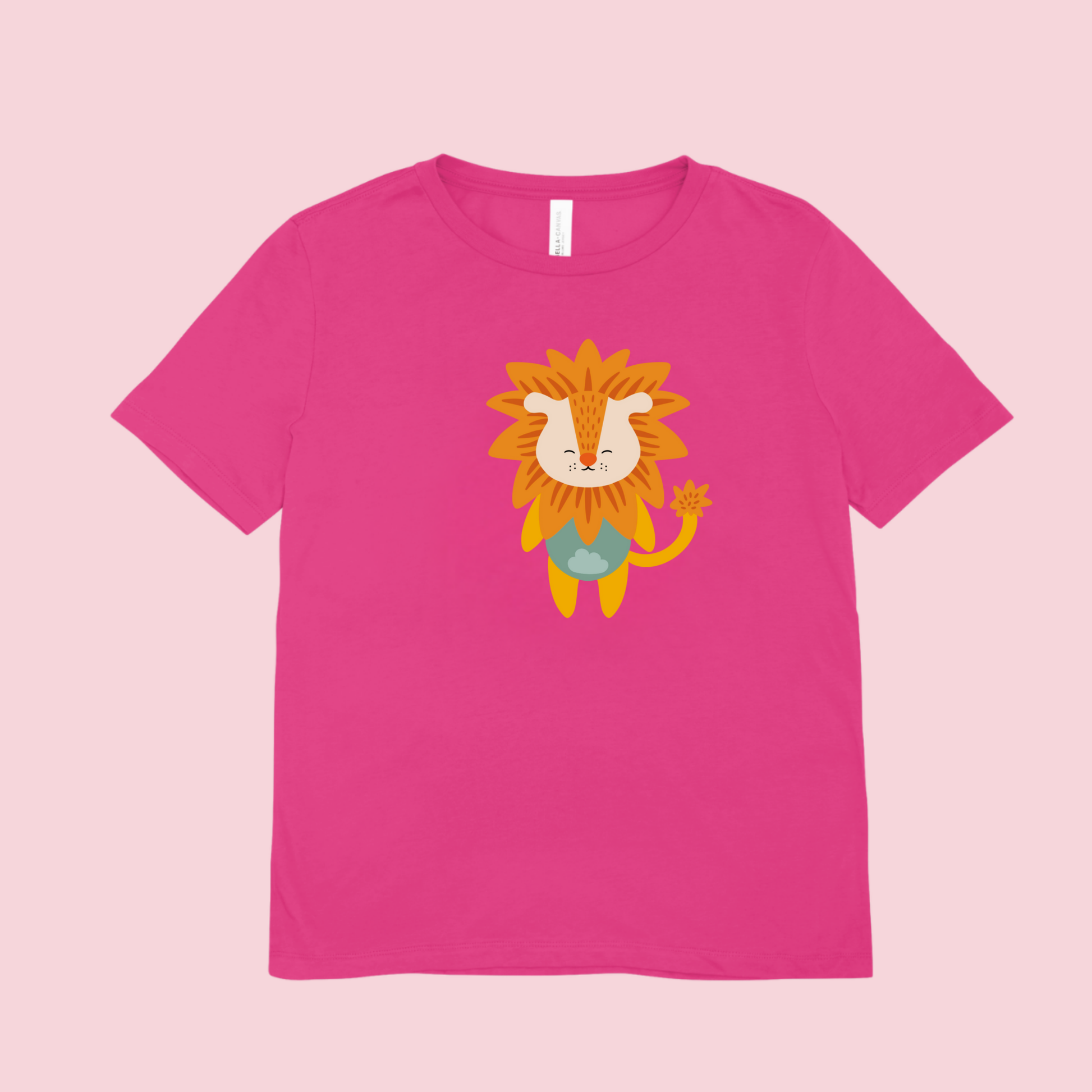Playera rosa fucsia con diseño del león de la marca nube de pie con melena naranja y ropa verde