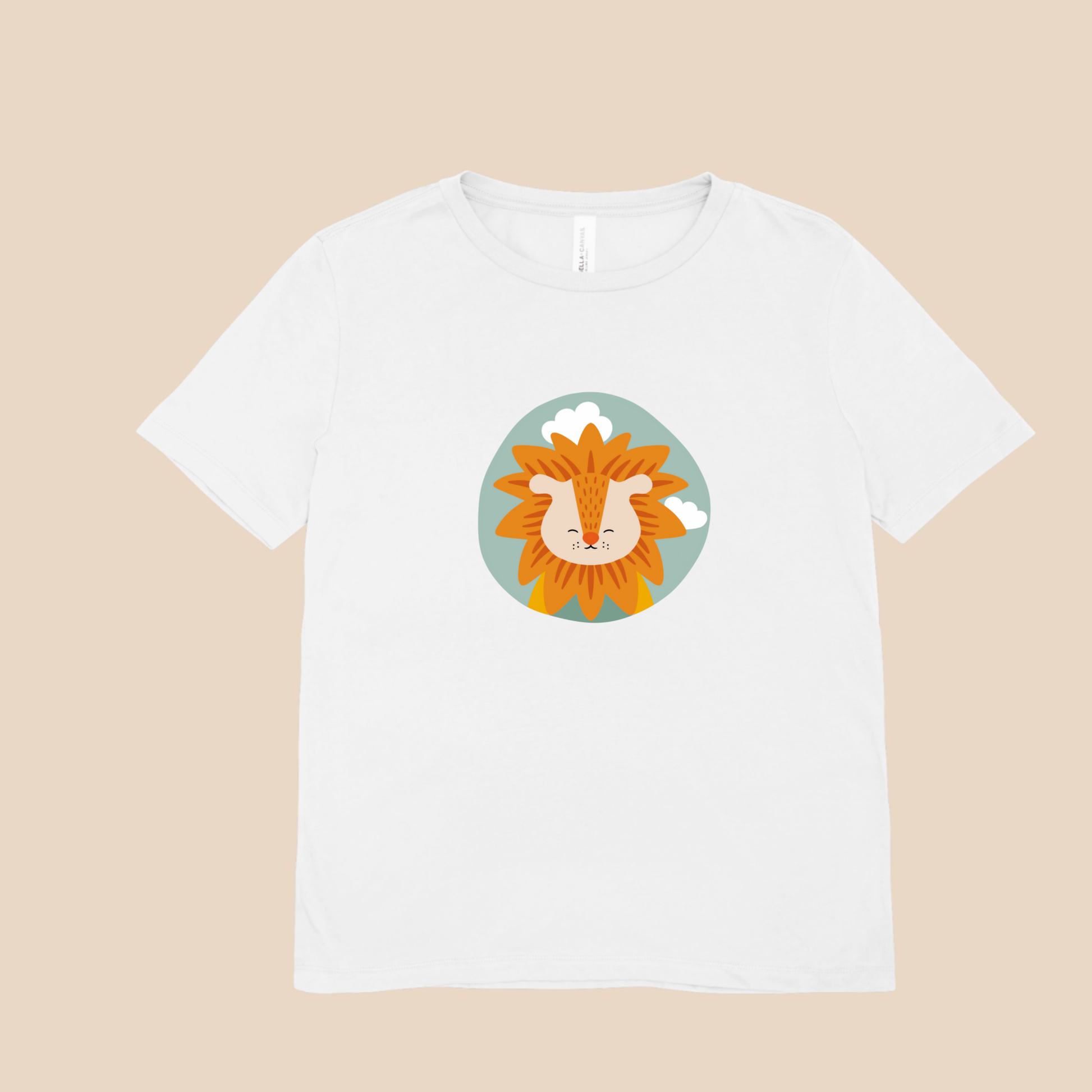 Playera blanca con estampado del retrato del león Sabino de la marca de ropa nube dentro de un círculo verde con nubes.