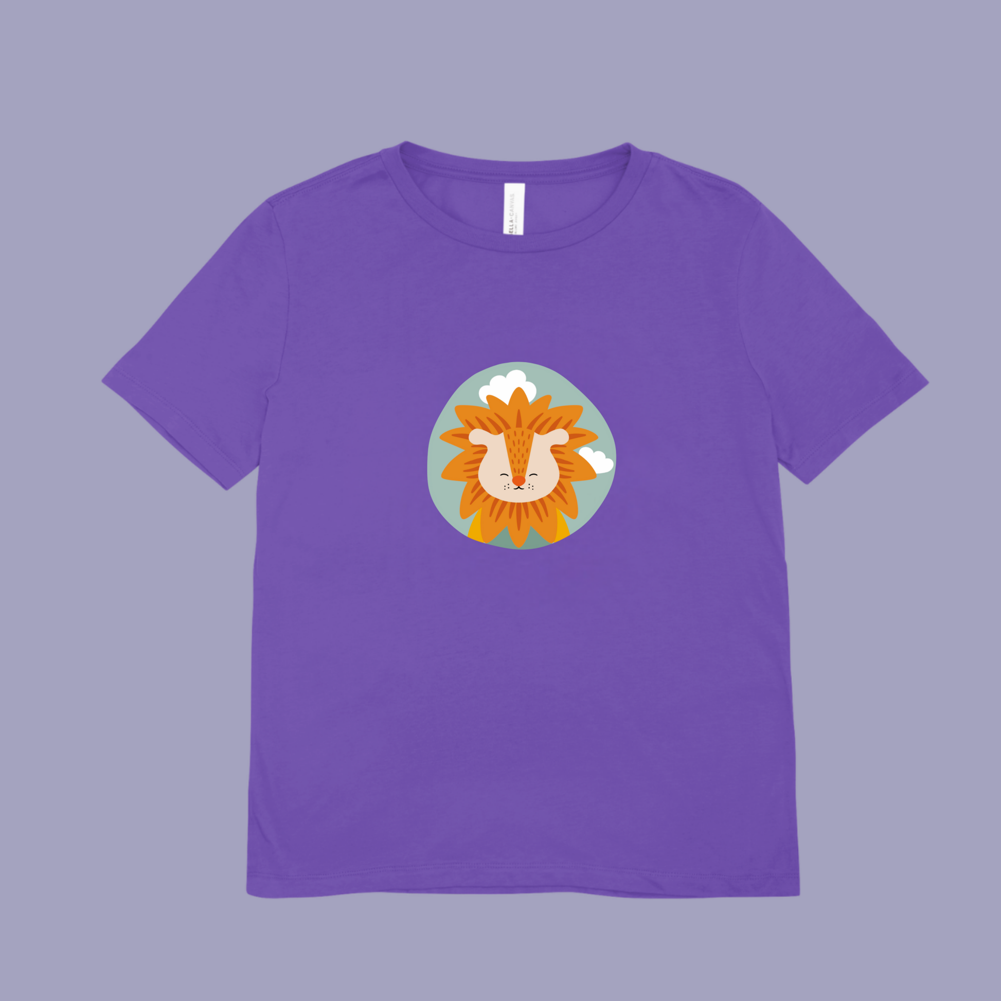 Playera morada con estampado del retrato del león Sabino de la marca de ropa nube dentro de un círculo verde con nubes.