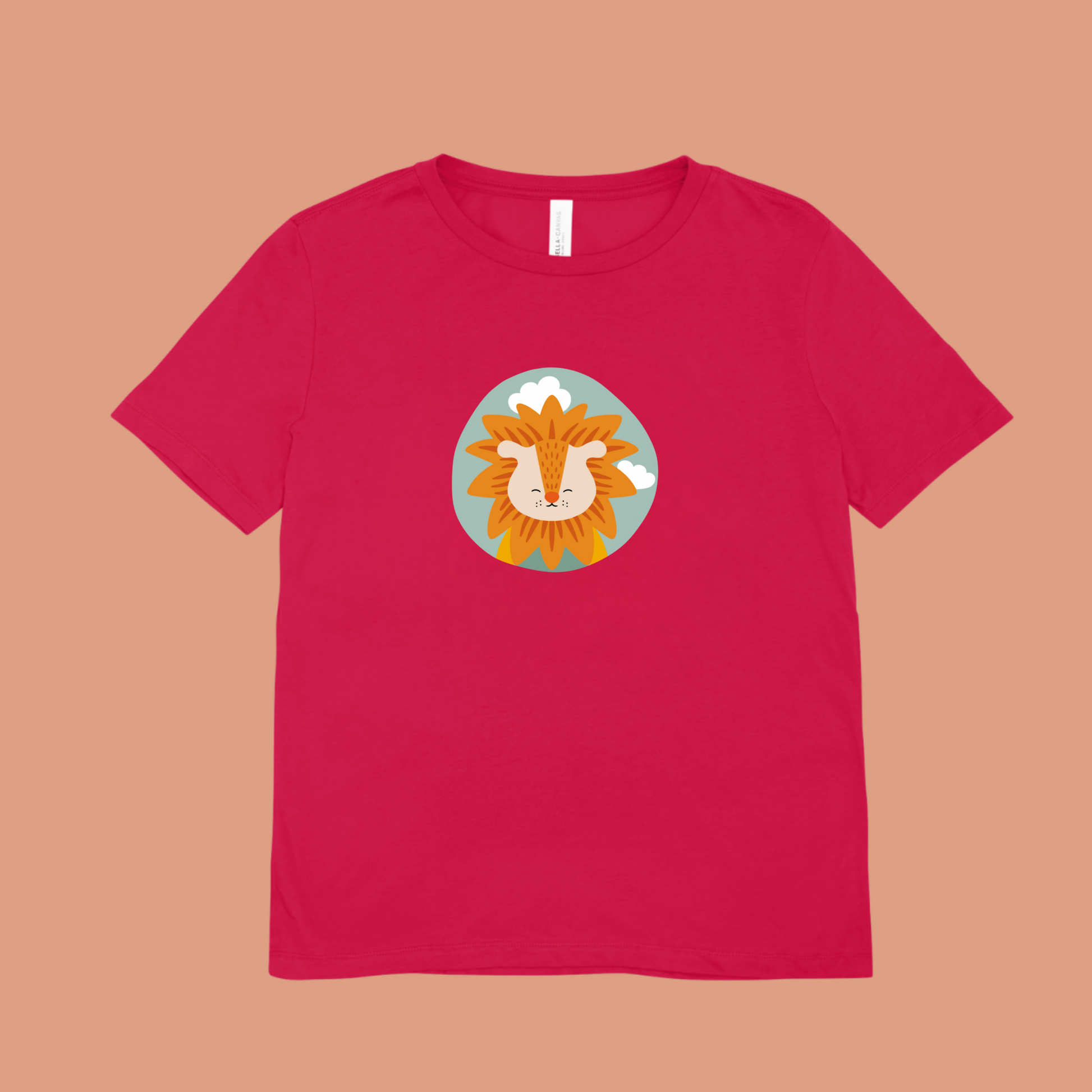 Playera roja con estampado del retrato del león Sabino de la marca de ropa nube dentro de un círculo verde con nubes.