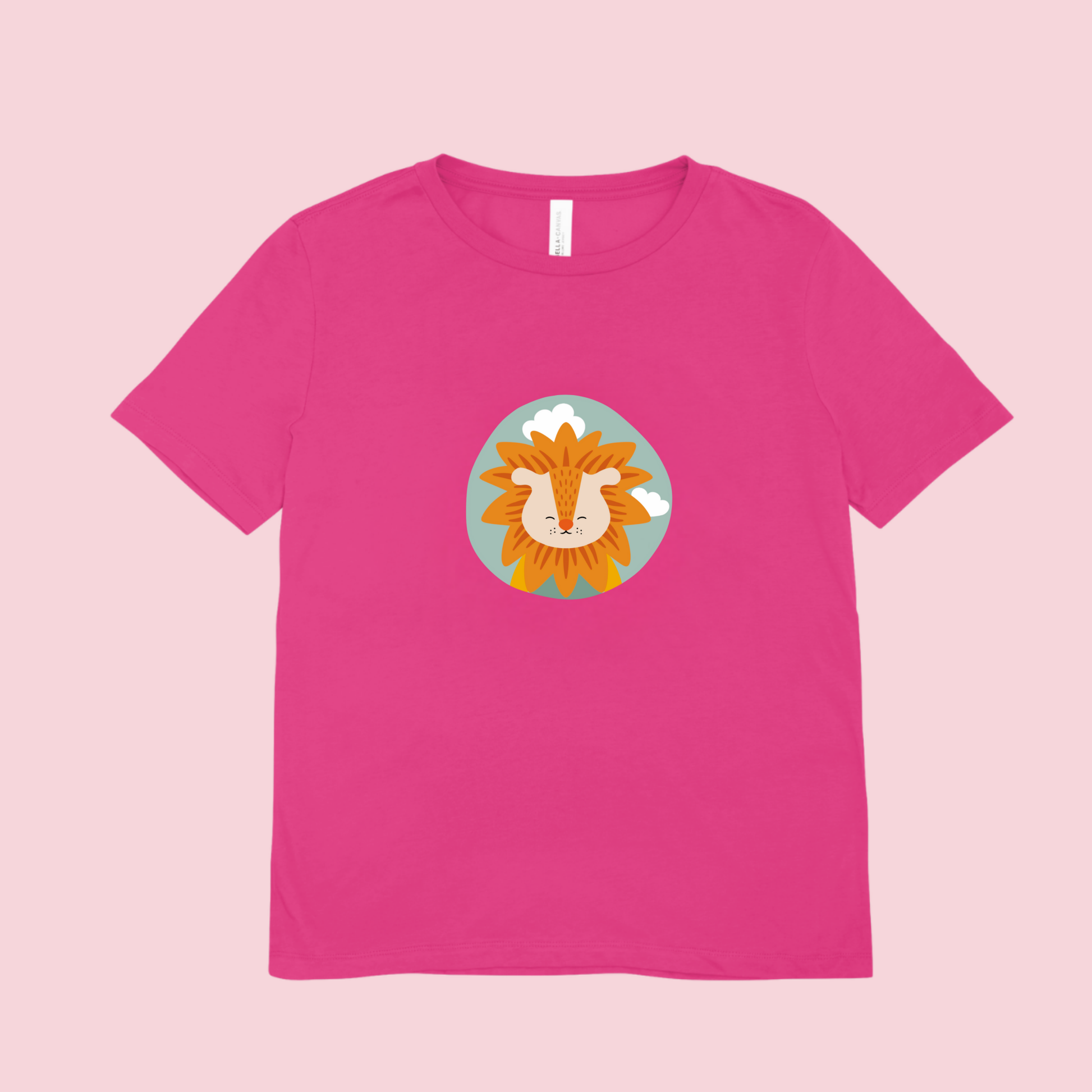 Playera rosa fucsia con estampado del retrato del león Sabino de la marca de ropa nube dentro de un círculo verde con nubes.