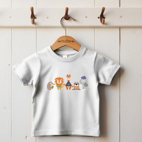 Playera blanca  colgada en un gancho con diseño de la manada de la marca de ropa Nube: Filomena el puercoespín, Sabino el león, Lázaro la jirafa, Leandro el perro y Clementina la elefanta.