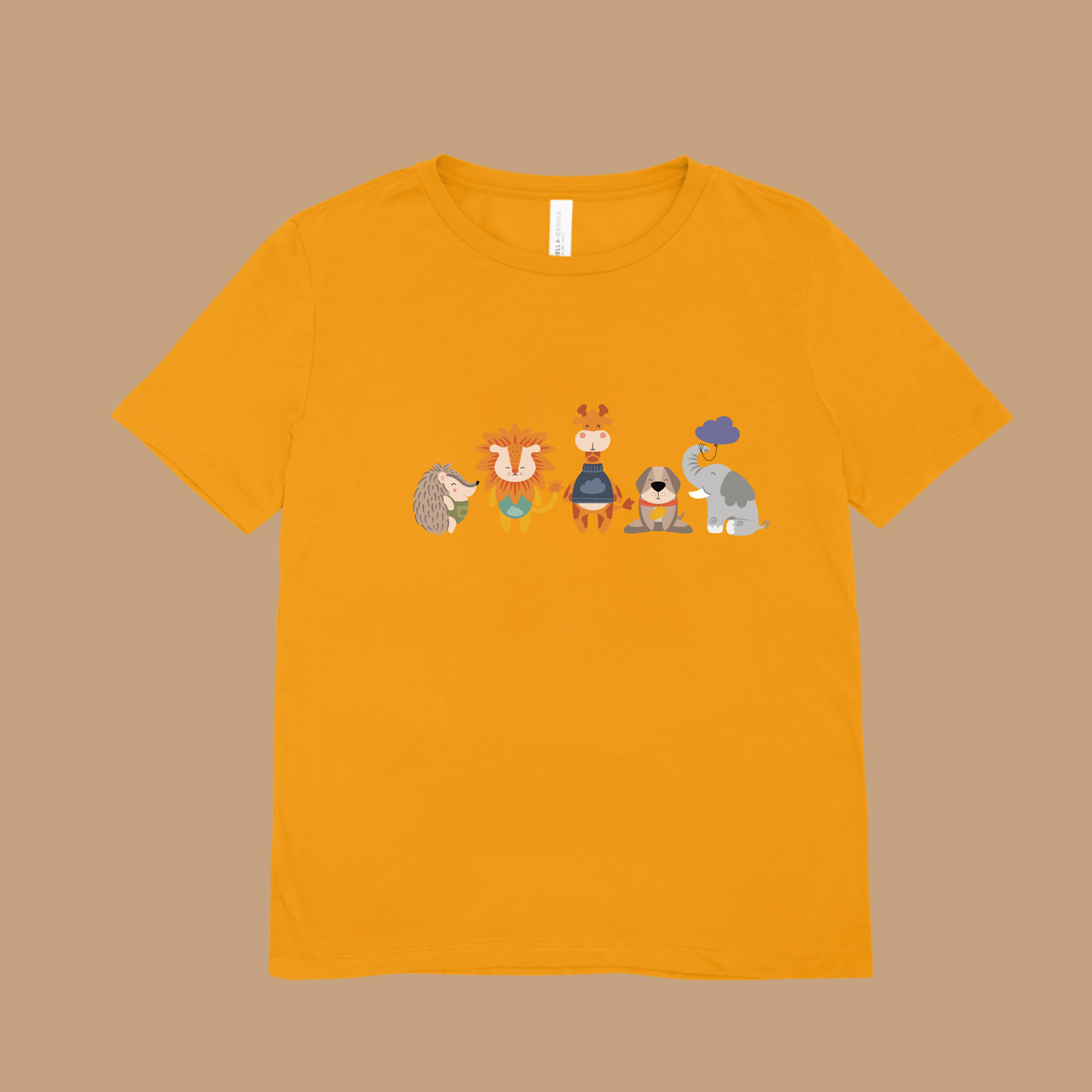Playera amarilla con diseño de la manada  de la marca de ropa Nube: Filomena el puercoespín, Sabino el león, Lázaro la jirafa, Leandro el perro y Clementina la elefanta.