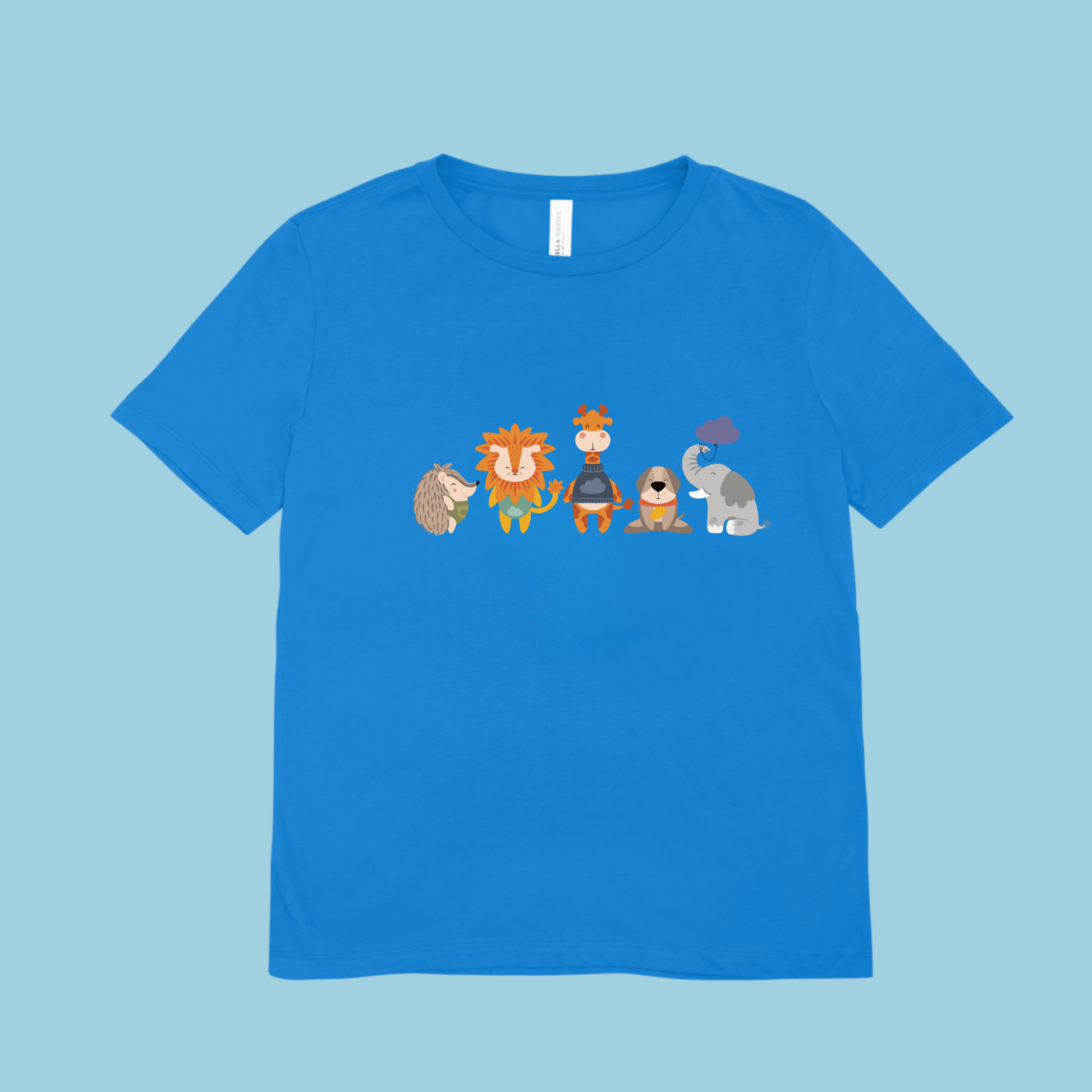 Playera azul con diseño de la manada  de la marca de ropa Nube: Filomena el puercoespín, Sabino el león, Lázaro la jirafa, Leandro el perro y Clementina la elefanta.