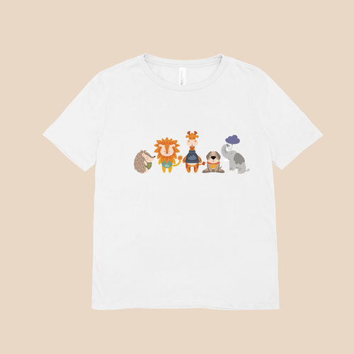 Playera blanca con diseño de la manada  de la marca de ropa Nube: Filomena el puercoespín, Sabino el león, Lázaro la jirafa, Leandro el perro y Clementina la elefanta.