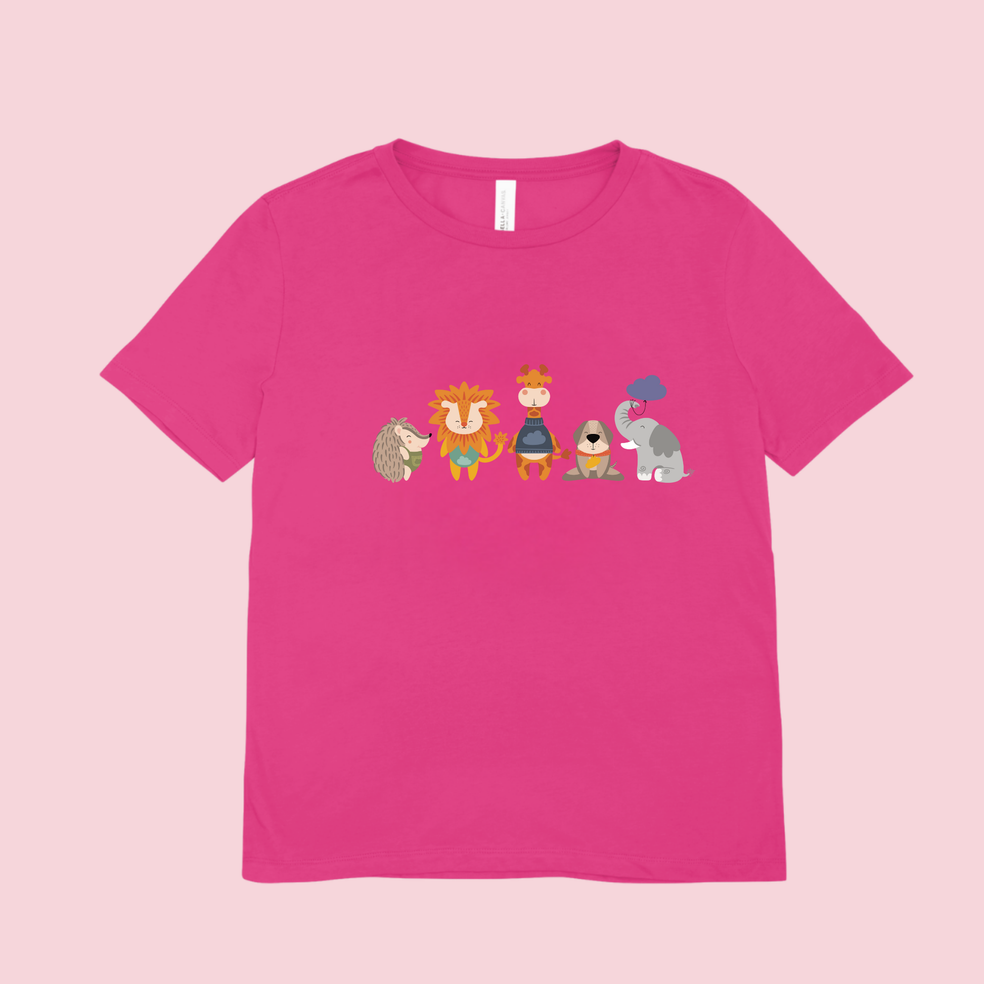 Playera rosa fucsia con diseño de la manada  de la marca de ropa Nube: Filomena el puercoespín, Sabino el león, Lázaro la jirafa, Leandro el perro y Clementina la elefanta.