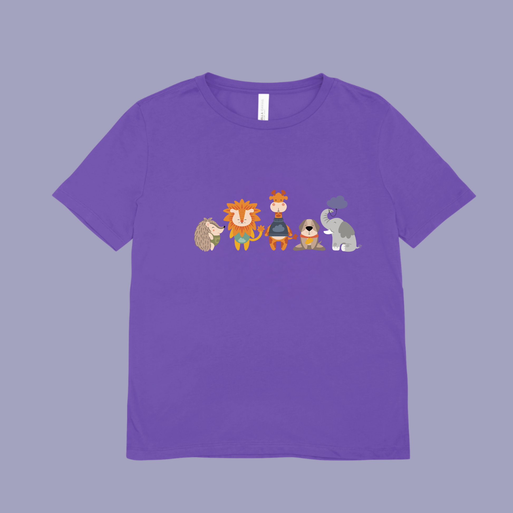 Playera morada con diseño de la manada  de la marca de ropa Nube: Filomena el puercoespín, Sabino el león, Lázaro la jirafa, Leandro el perro y Clementina la elefanta.