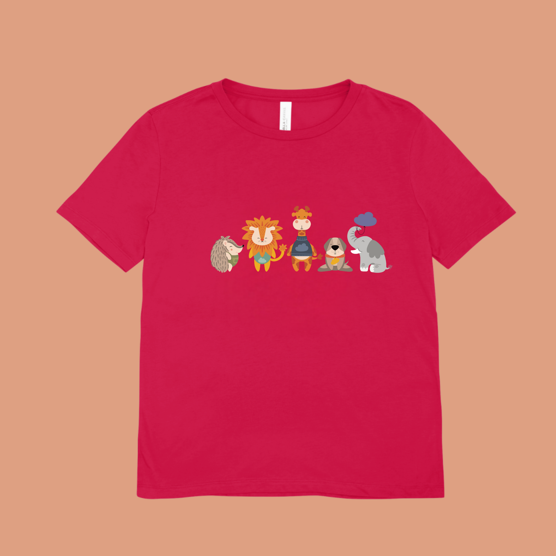 Playera roja con diseño de la manada  de la marca de ropa Nube: Filomena el puercoespín, Sabino el león, Lázaro la jirafa, Leandro el perro y Clementina la elefanta.