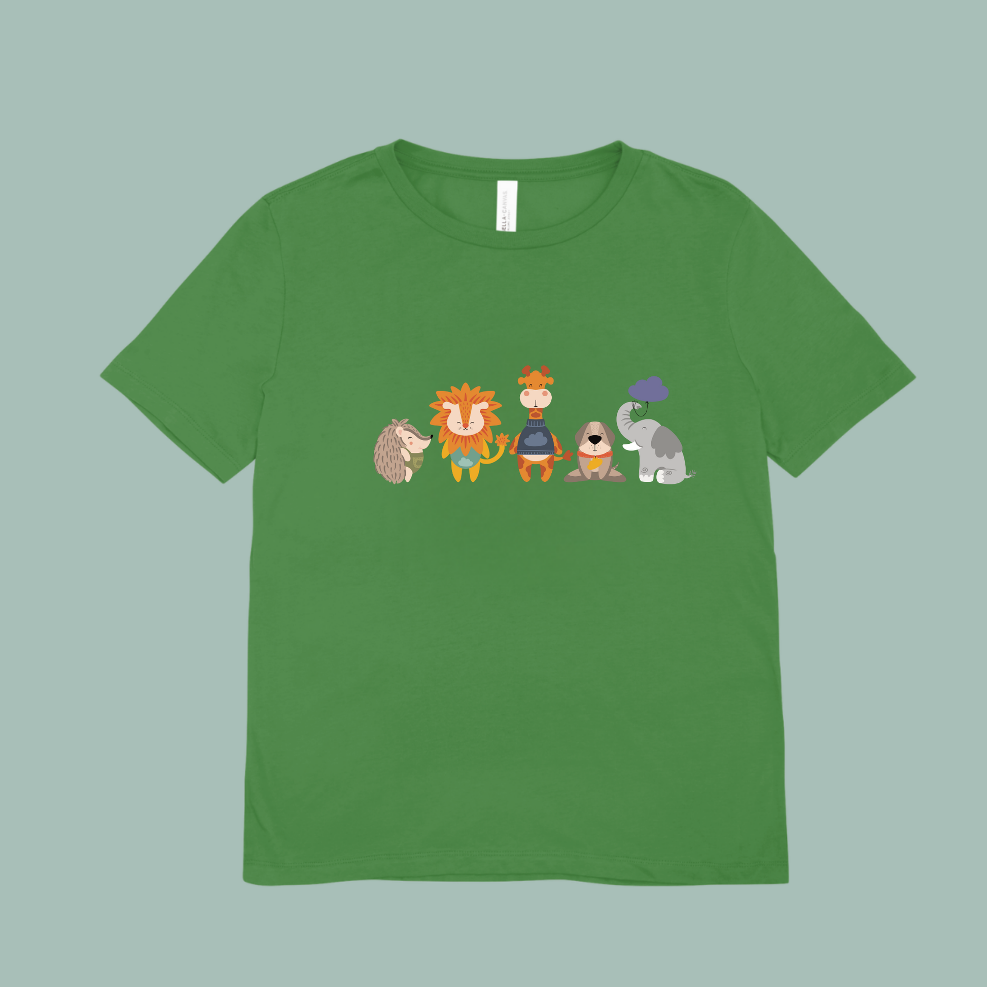 Playera verde con diseño de la manada  de la marca de ropa Nube: Filomena el puercoespín, Sabino el león, Lázaro la jirafa, Leandro el perro y Clementina la elefanta.